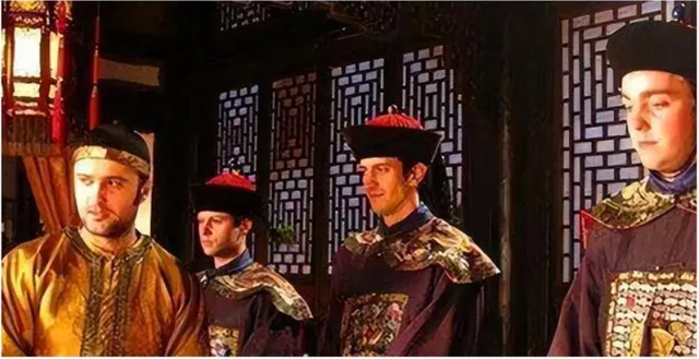 Khang Hy lần đầu d&ugrave;ng s&ocirc;c&ocirc;la v&agrave; đọc hướng dẫn hơn 900 chữ rồi n&oacute;i 3 từ khiến quần thần run sợ giữa triều- Ảnh 2.