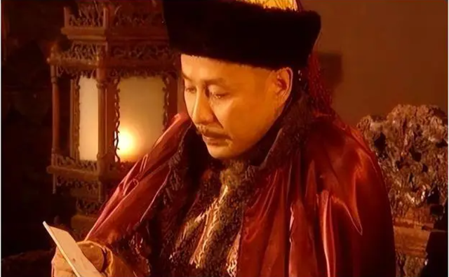 Khang Hy lần đầu d&ugrave;ng s&ocirc;c&ocirc;la v&agrave; đọc hướng dẫn hơn 900 chữ rồi n&oacute;i 3 từ khiến quần thần run sợ giữa triều- Ảnh 4.