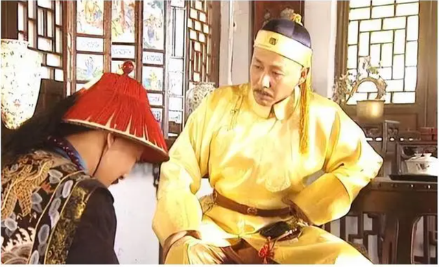 Khang Hy lần đầu d&ugrave;ng s&ocirc;c&ocirc;la v&agrave; đọc hướng dẫn hơn 900 chữ rồi n&oacute;i 3 từ khiến quần thần run sợ giữa triều- Ảnh 1.