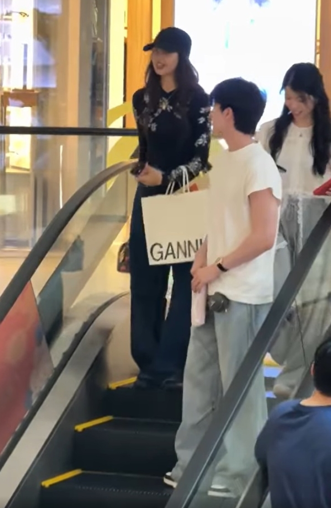 Lisa đứng s&aacute;t rạt b&ecirc;n 1 mỹ nam giữa l&uacute;c rộ tin chia tay bạn trai tỷ ph&uacute;- Ảnh 5.