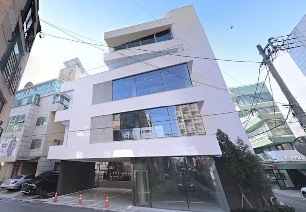 IU - Lee Jong Suk kết h&ocirc;n v&agrave;o th&aacute;ng 6, lộ nh&agrave; t&acirc;n h&ocirc;n 300 tỷ?- Ảnh 2.