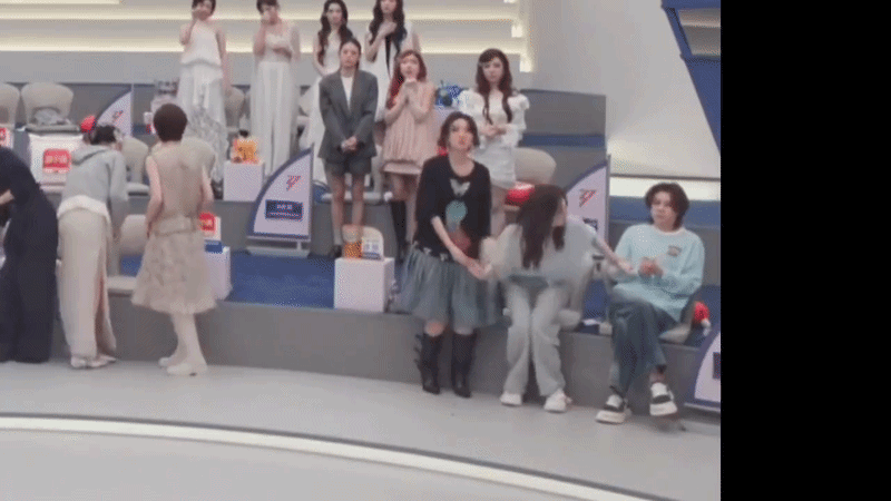 Tranh c&atilde;i sao nữ th&aacute;i độ với Trang Ph&aacute;p: Căng thẳng hất tay đồng đội, coi thường th&iacute; sinh bị loại?- Ảnh 3.