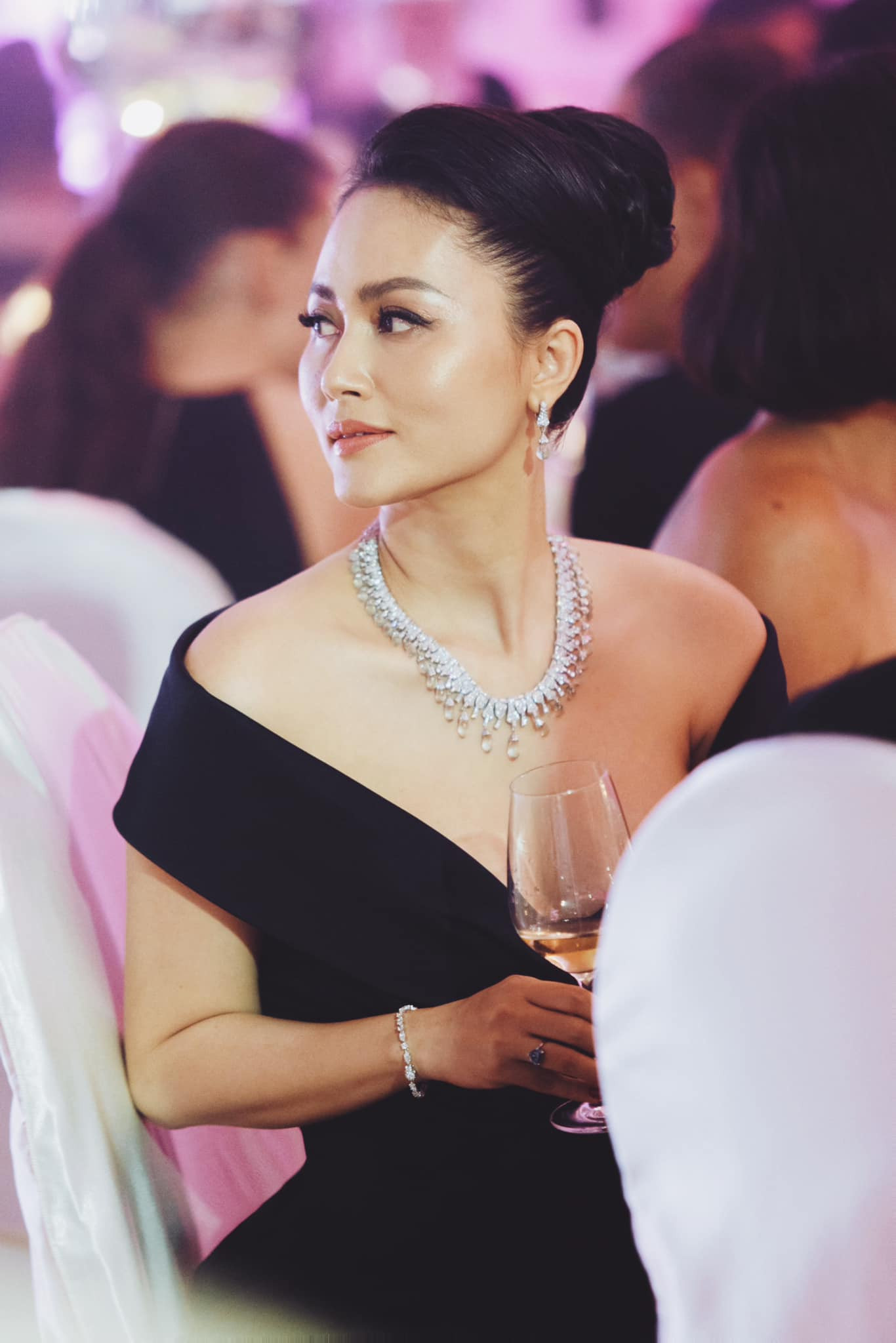 Việt Nam c&oacute; 1 mỹ nh&acirc;n đẹp như Ho&agrave;ng hậu bước ra từ lịch sử, cứ xuất hiện l&agrave; thế gian chỉ c&ograve;n lại nhan sắc- Ảnh 5.