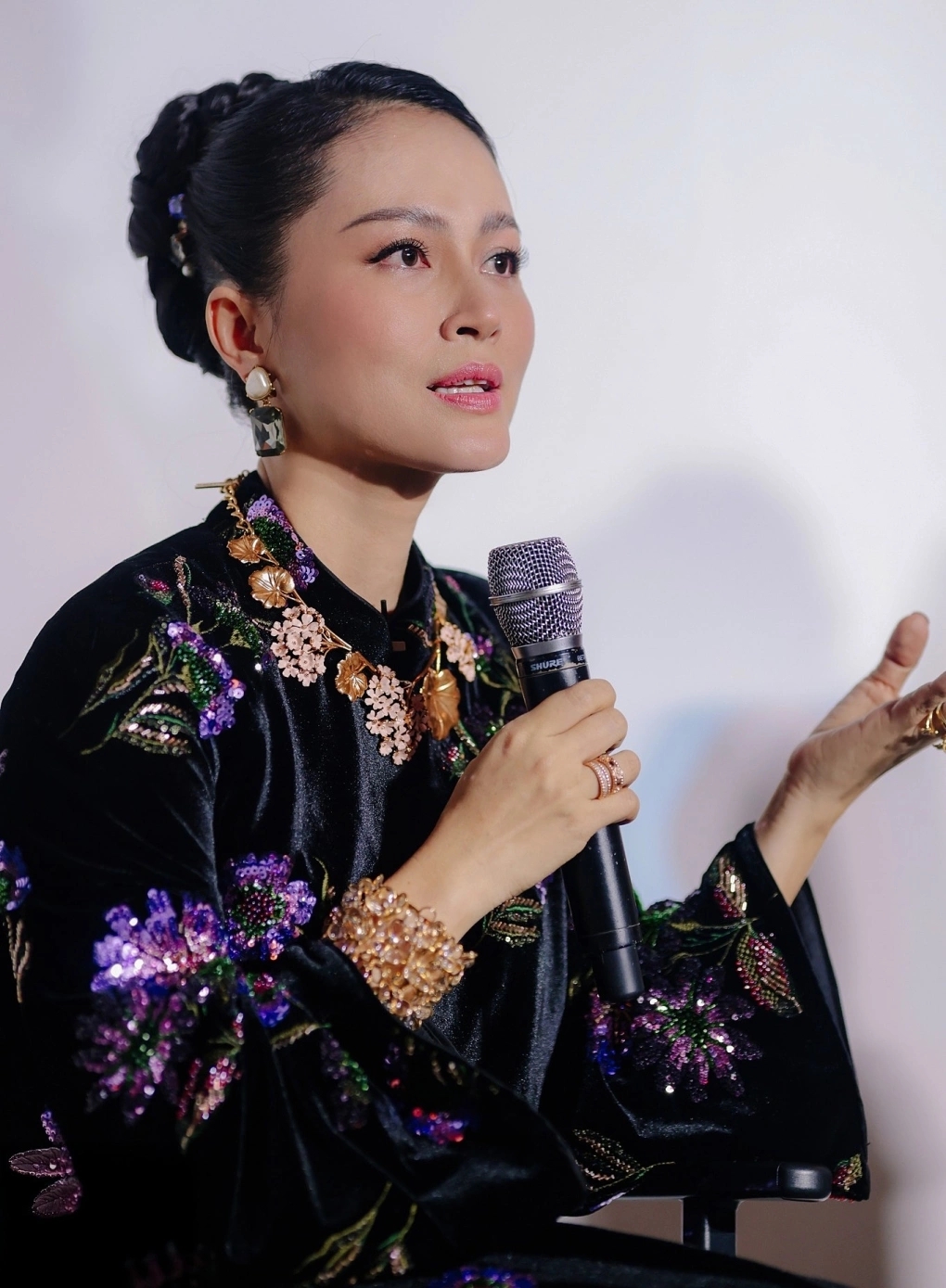 Việt Nam c&oacute; 1 mỹ nh&acirc;n đẹp như Ho&agrave;ng hậu bước ra từ lịch sử, cứ xuất hiện l&agrave; thế gian chỉ c&ograve;n lại nhan sắc- Ảnh 9.