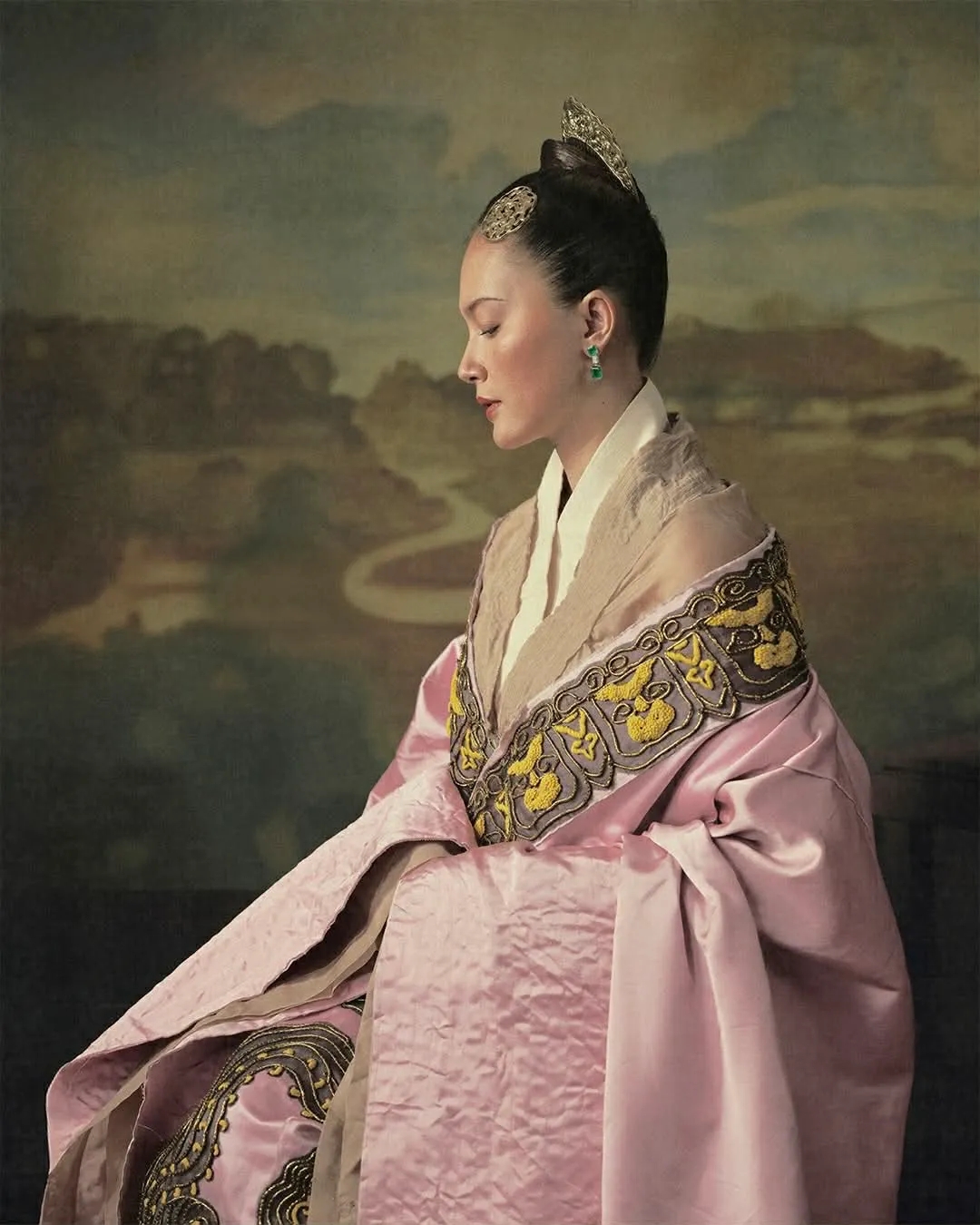 Việt Nam c&oacute; 1 mỹ nh&acirc;n đẹp như Ho&agrave;ng hậu bước ra từ lịch sử, cứ xuất hiện l&agrave; thế gian chỉ c&ograve;n lại nhan sắc- Ảnh 3.