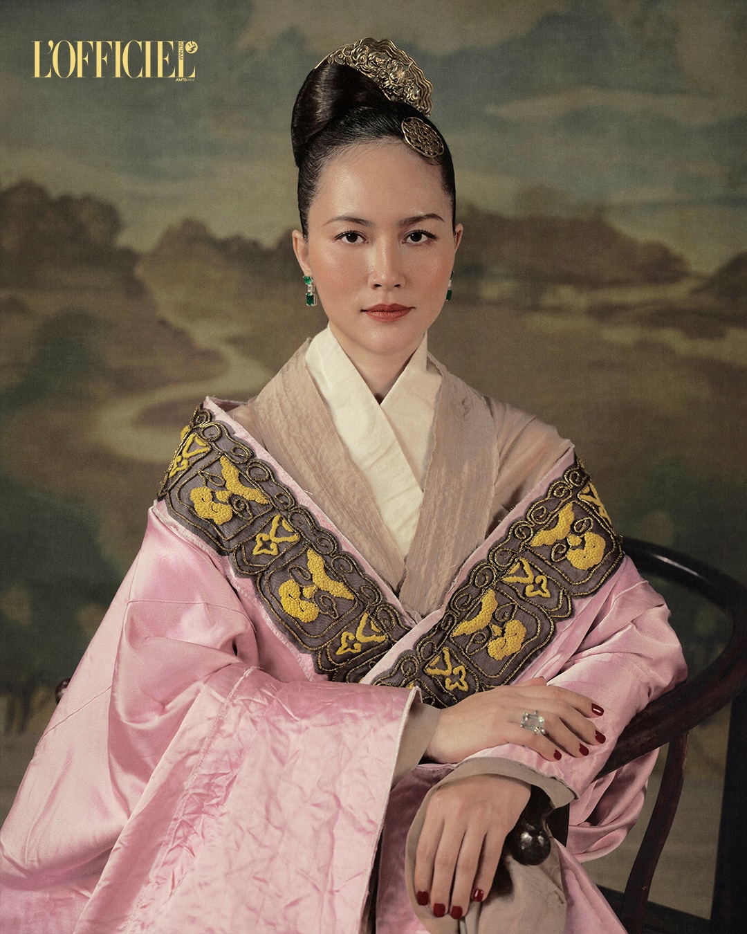 Việt Nam c&oacute; 1 mỹ nh&acirc;n đẹp như Ho&agrave;ng hậu bước ra từ lịch sử, cứ xuất hiện l&agrave; thế gian chỉ c&ograve;n lại nhan sắc- Ảnh 1.