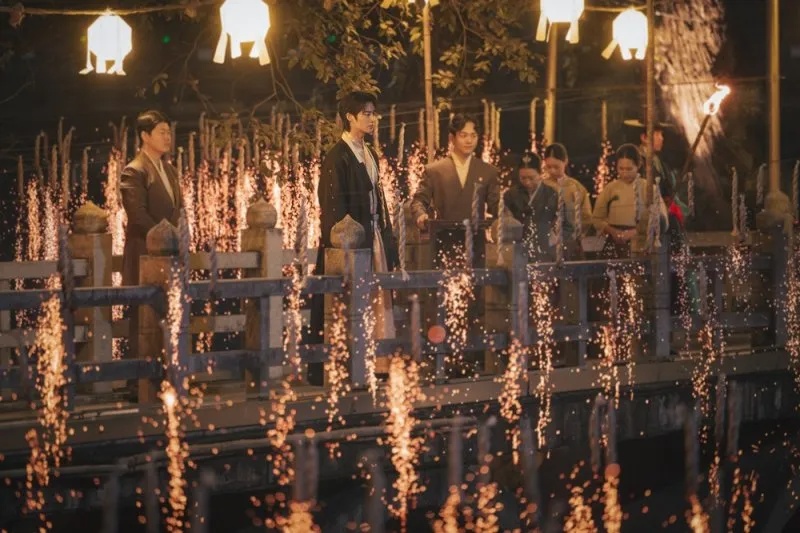 Cả thế giới đang đổ x&ocirc; xem phim H&agrave;n hot đi&ecirc;n đảo: Nam ch&iacute;nh khoe th&acirc;n qu&aacute; ch&aacute;y, xa hoa lộng lẫy ngập m&ugrave;i tiền- Ảnh 9.