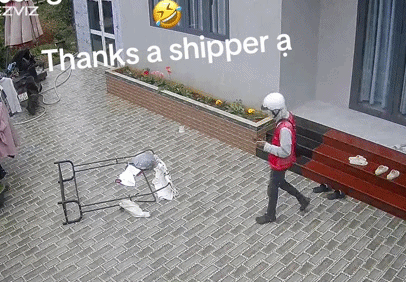 Giao h&agrave;ng nhưng kh&aacute;ch kh&ocirc;ng c&oacute; ở nh&agrave;, nam shipper bị chủ nh&agrave; cắt camera an ninh ra đăng khắp nơi- Ảnh 1.