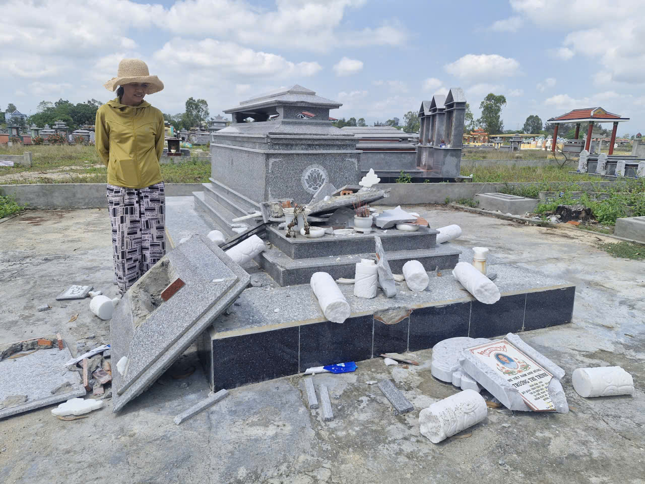 Mộ mẹ Việt Nam Anh hùng bị đập phá: Nghi vấn chuyện tranh chấp đất đai?- Ảnh 2. Mộ mẹ Việt Nam Anh hùng bị đập phá: Nghi vấn chuyện tranh chấp đất đai?- Ảnh 2.