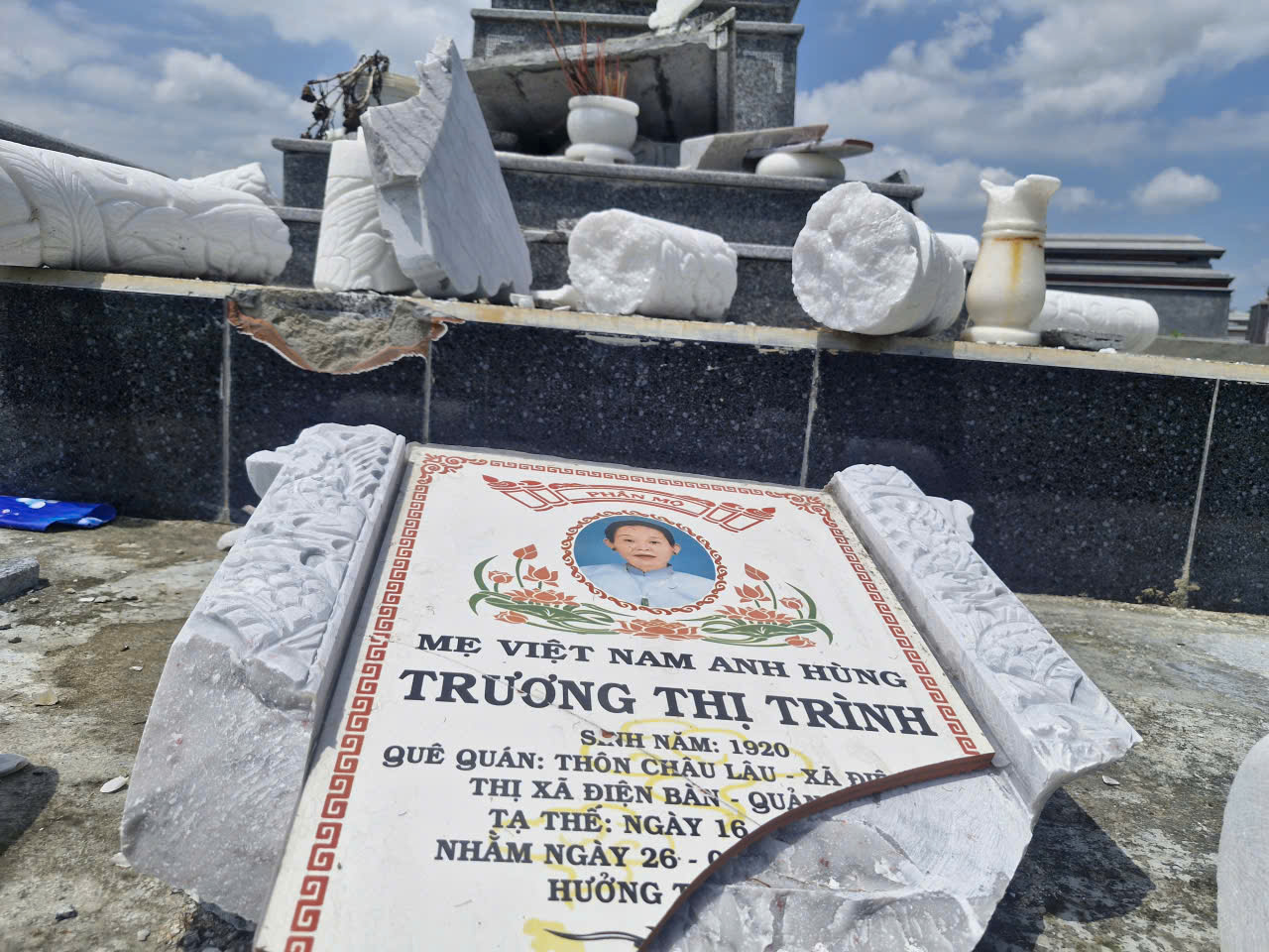 Mộ mẹ Việt Nam Anh hùng bị đập phá: Nghi vấn chuyện tranh chấp đất đai?- Ảnh 1. Mộ mẹ Việt Nam Anh hùng bị đập phá: Nghi vấn chuyện tranh chấp đất đai?- Ảnh 1.