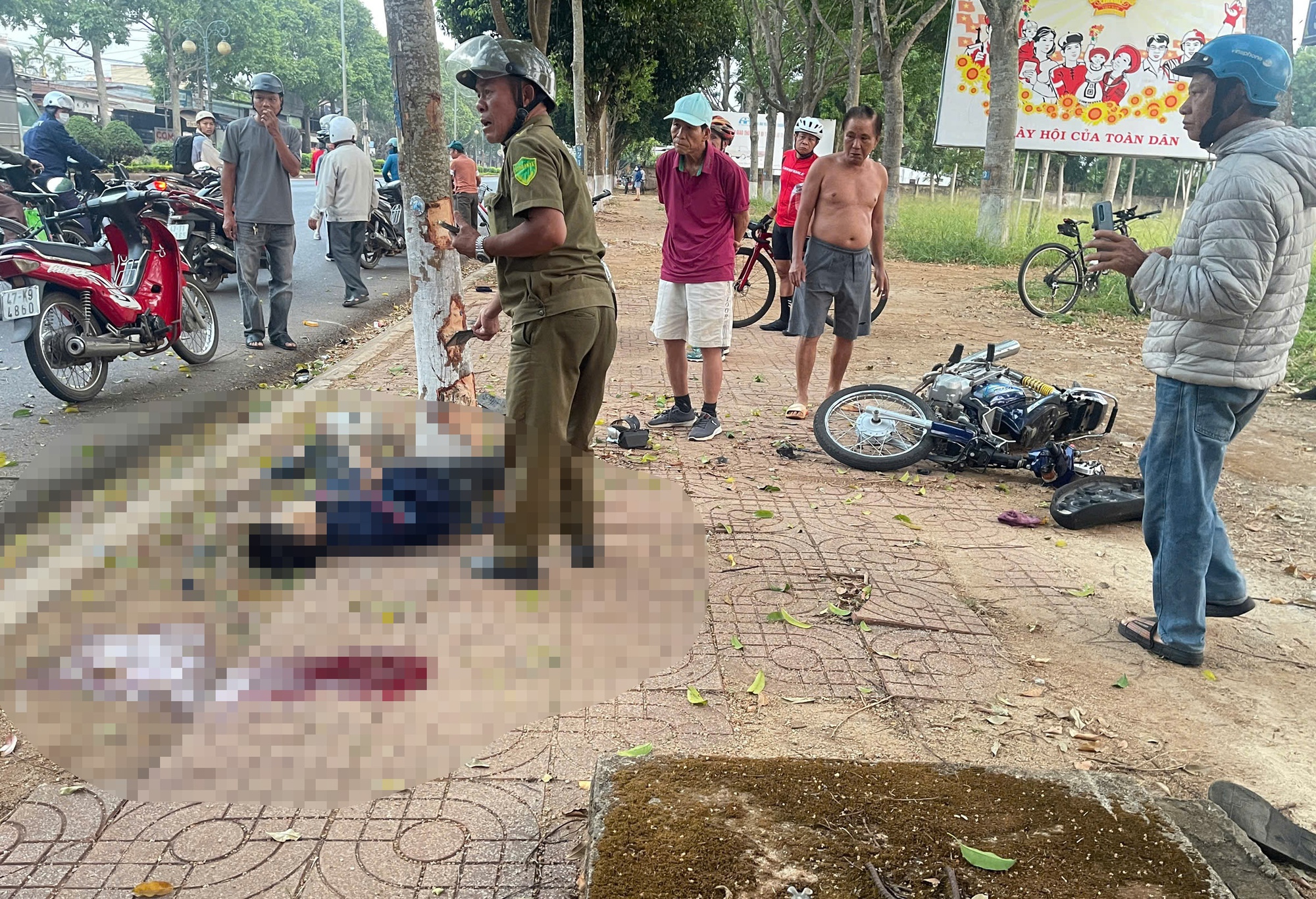 Xe m&aacute;y chở 3 t&ocirc;ng v&agrave;o gốc c&acirc;y, 2 thiếu ni&ecirc;n tử vong- Ảnh 1.