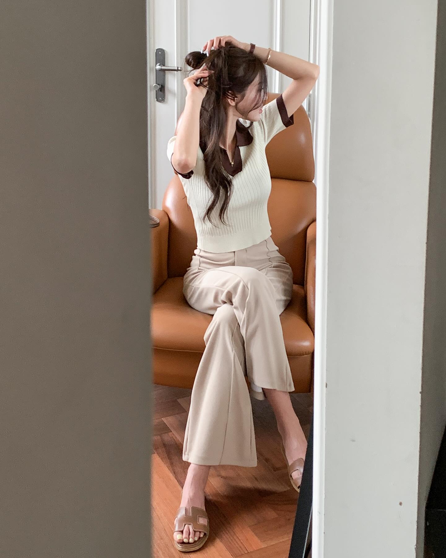 5 mẫu quần d&agrave;i si&ecirc;u hợp với &aacute;o trắng, cứ mặc cả combo l&agrave; đẹp- Ảnh 9.