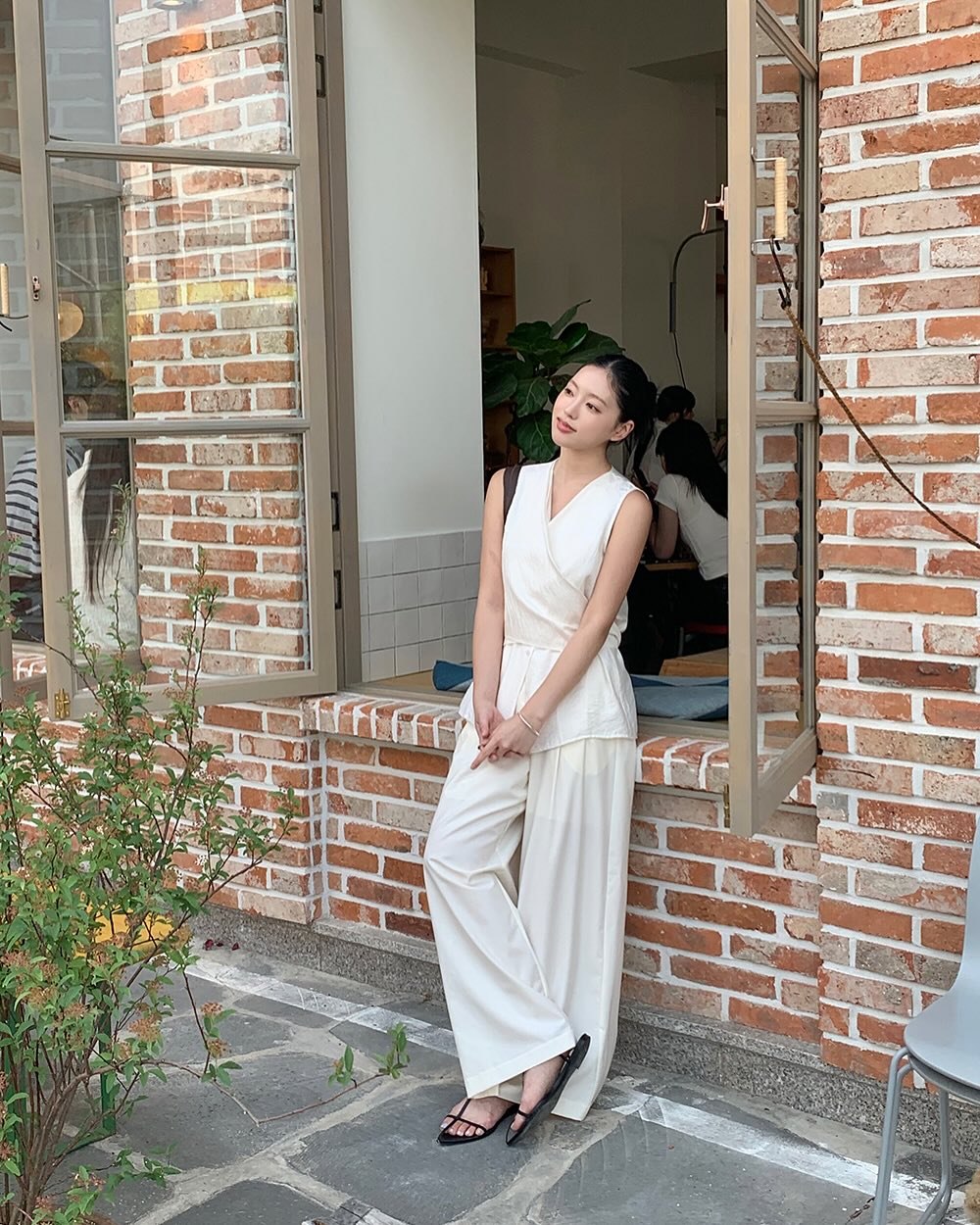 5 mẫu quần d&agrave;i si&ecirc;u hợp với &aacute;o trắng, cứ mặc cả combo l&agrave; đẹp- Ảnh 10.