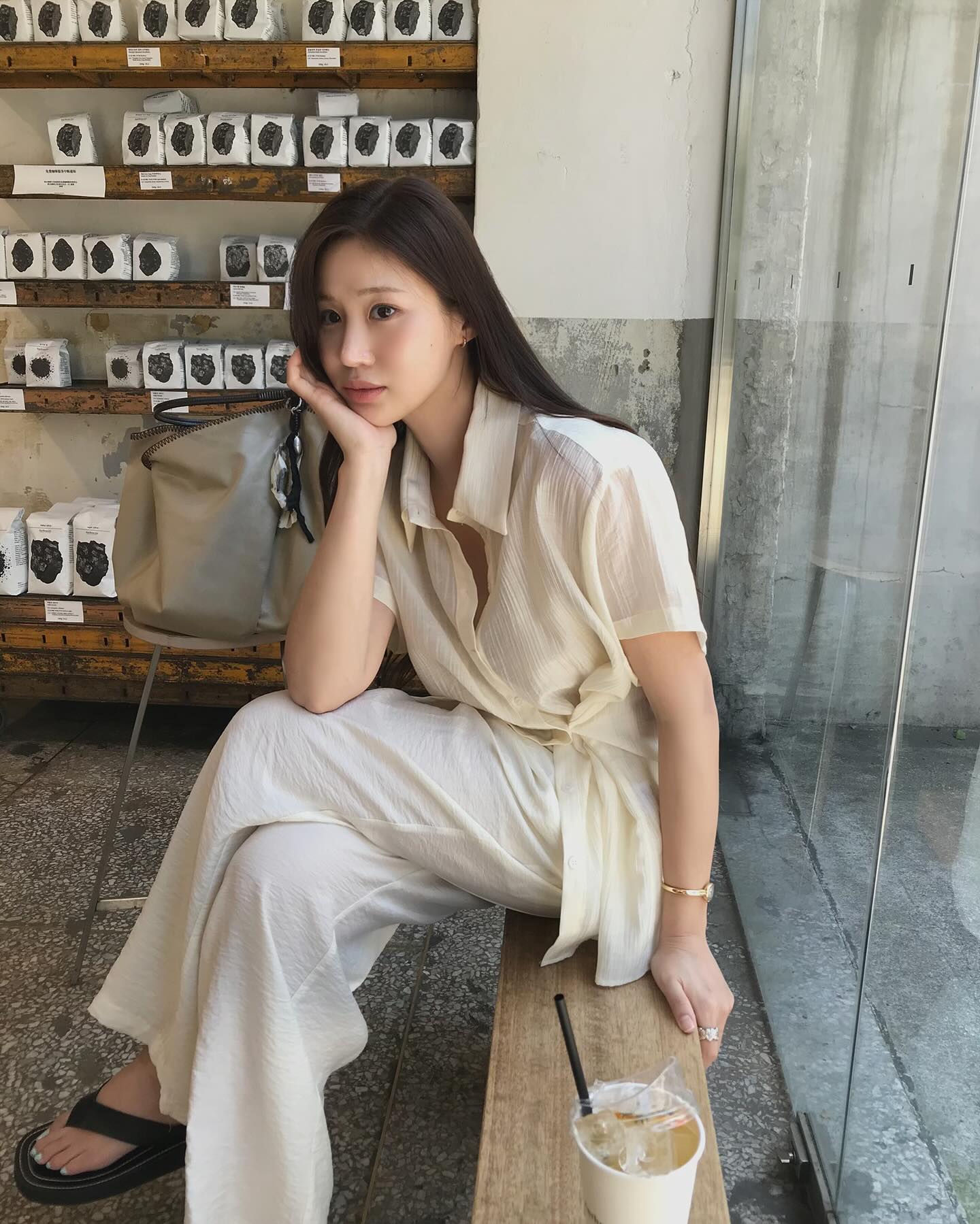 5 mẫu quần d&agrave;i si&ecirc;u hợp với &aacute;o trắng, cứ mặc cả combo l&agrave; đẹp- Ảnh 11.