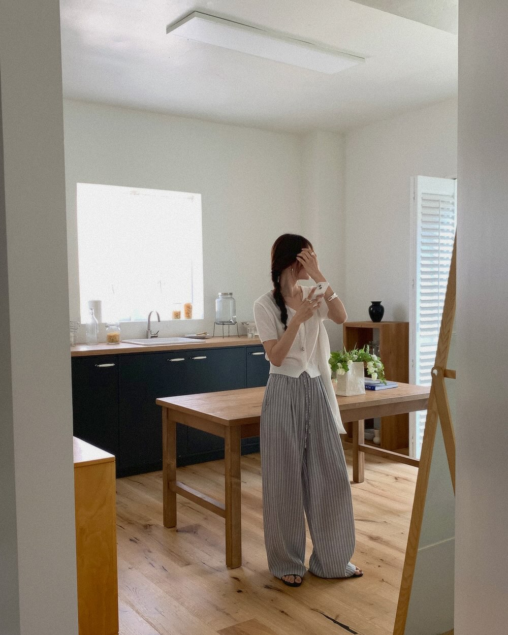 5 mẫu quần d&agrave;i si&ecirc;u hợp với &aacute;o trắng, cứ mặc cả combo l&agrave; đẹp- Ảnh 6.