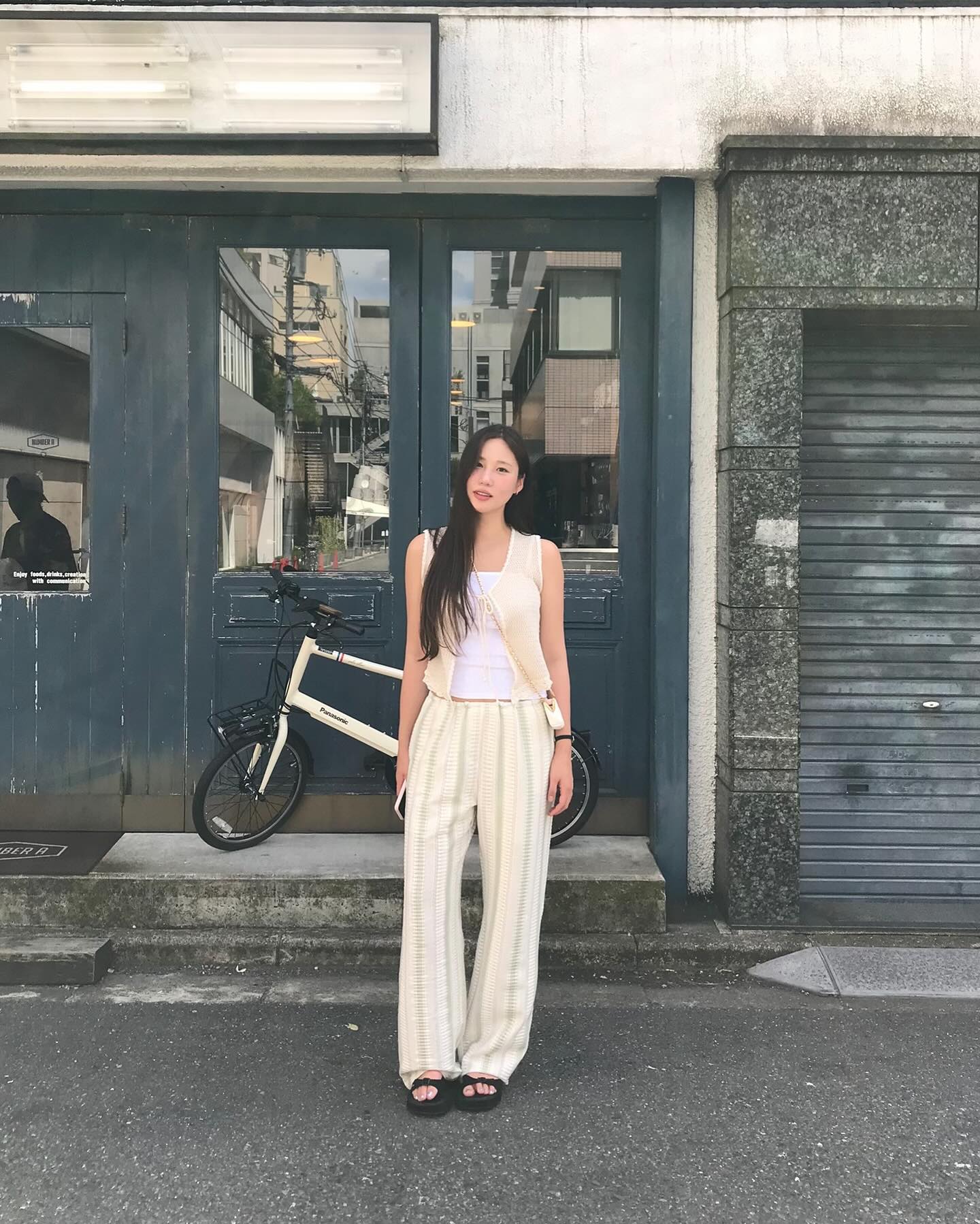 5 mẫu quần d&agrave;i si&ecirc;u hợp với &aacute;o trắng, cứ mặc cả combo l&agrave; đẹp- Ảnh 7.