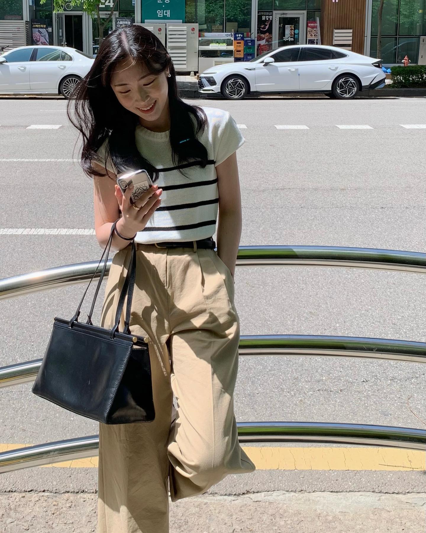 5 mẫu quần d&agrave;i si&ecirc;u hợp với &aacute;o trắng, cứ mặc cả combo l&agrave; đẹp- Ảnh 8.