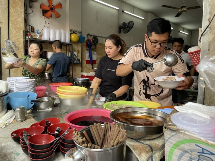 Đĩa cơm, t&ocirc; phở, ly c&agrave; ph&ecirc; l&ecirc;n mức gi&aacute; mới, gần 60% h&agrave;ng qu&aacute;n thừa nhận tăng gi&aacute;- Ảnh 3.