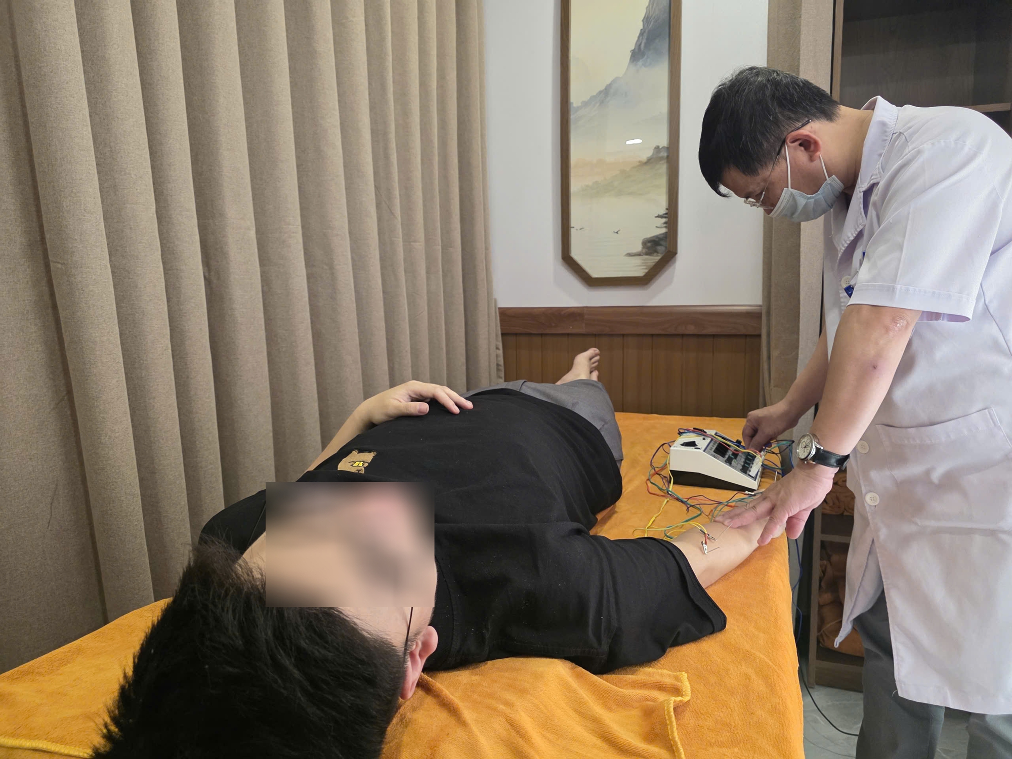 Thiếu ni&ecirc;n 15 tuổi đột ngột yếu tay ch&acirc;n, kh&ocirc;ng đi lại được: PGĐ Bệnh viện Nhi Đồng Th&agrave;nh phố cảnh b&aacute;o 1 căn bệnh hiếm gặp - Ảnh 2.