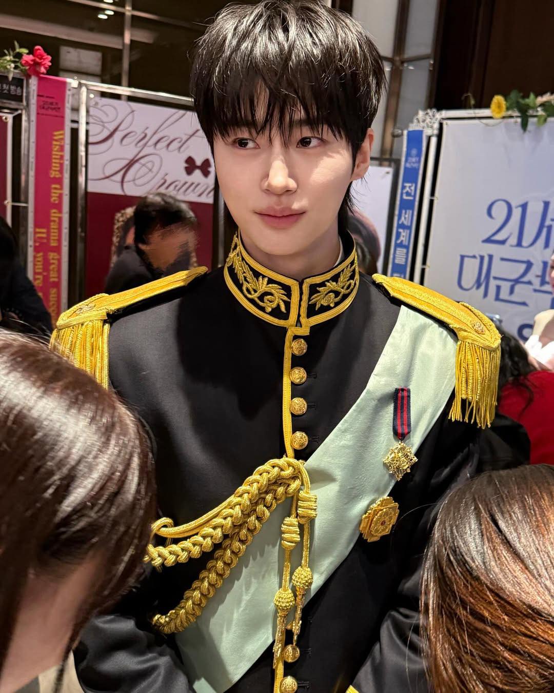 Sao mỹ nam n&agrave;y được gọi l&agrave; diễn vi&ecirc;n hay vậy: Đơ như robot đang cố thể hiện cảm x&uacute;c, c&oacute; mỗi c&aacute;i miệng l&agrave; biết cử động- Ảnh 9.