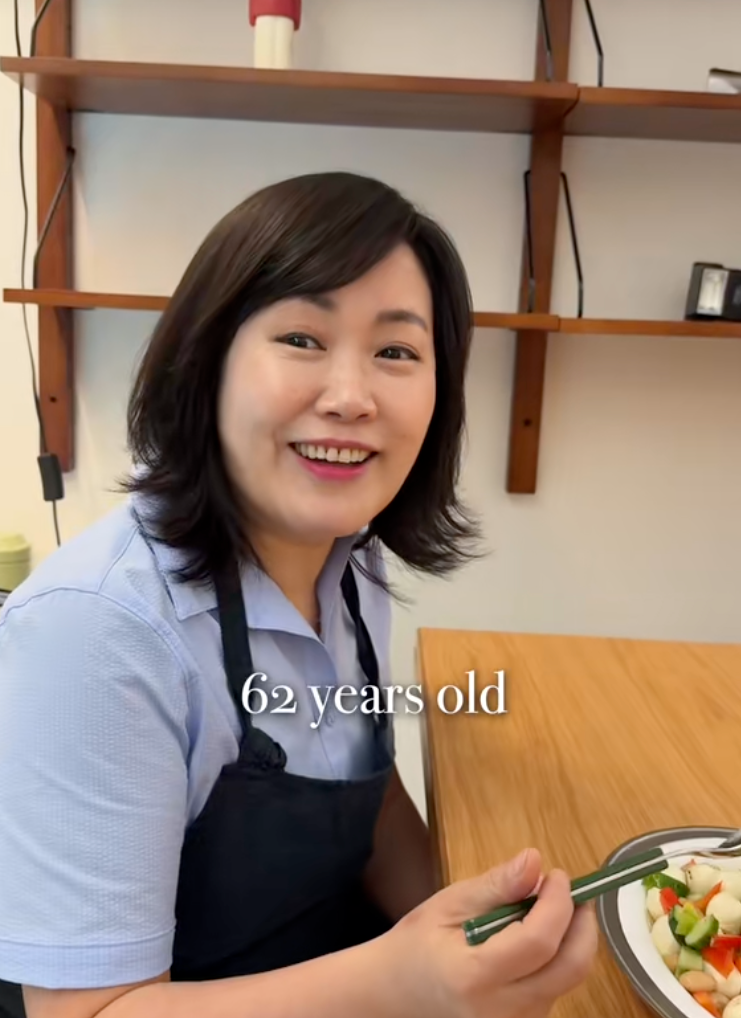 C&aacute;ch dưỡng da của b&agrave; mẹ H&agrave;n Quốc 62 tuổi: Mặt nạ b&aacute;nh tr&aacute;ng gi&uacute;p da sạch dầu mụn, dịu da tức th&igrave; trong 10 ph&uacute;t- Ảnh 1.