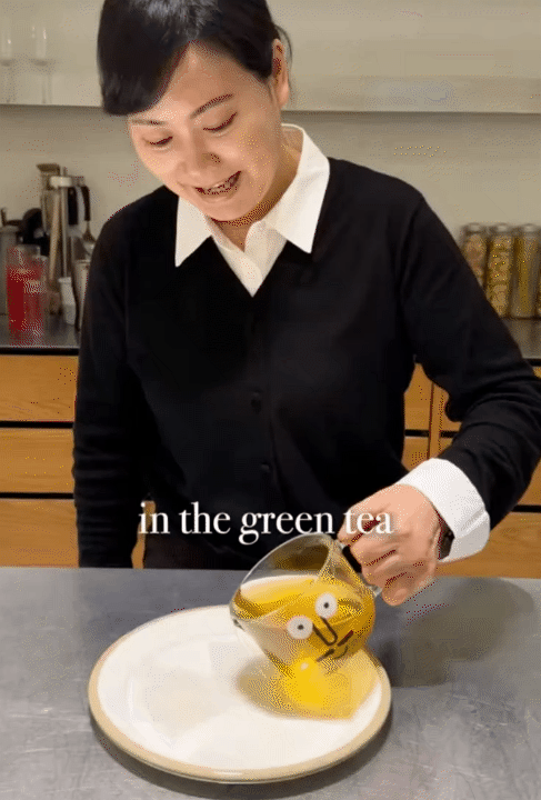 C&aacute;ch dưỡng da của b&agrave; mẹ H&agrave;n Quốc 62 tuổi: Mặt nạ b&aacute;nh tr&aacute;ng gi&uacute;p da sạch dầu mụn, dịu da tức th&igrave; trong 10 ph&uacute;t- Ảnh 6.