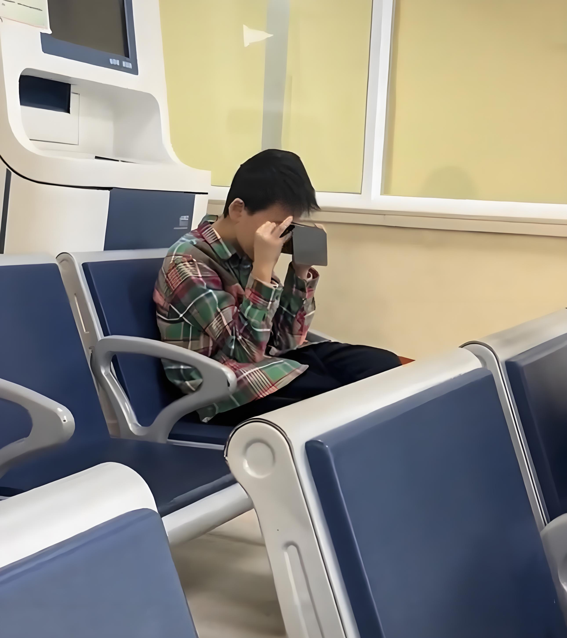 Kiểu trẻ n&agrave;y sớm muộn cũng bị "đ&agrave;o thải": Cảnh tượng trong bệnh viện khiến nhiều phụ huynh giật m&igrave;nh- Ảnh 1.