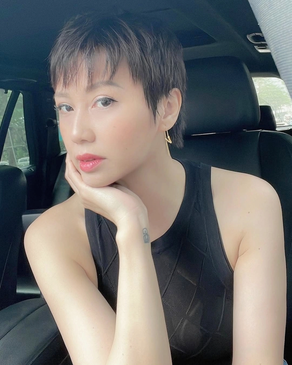 Mẹ vợ Đo&agrave;n Văn Hậu: Ở tuổi 49 vẫn khiến hội g&aacute;i trẻ xin v&iacute;a v&igrave; qu&aacute; đẹp v&agrave; sang- Ảnh 3.