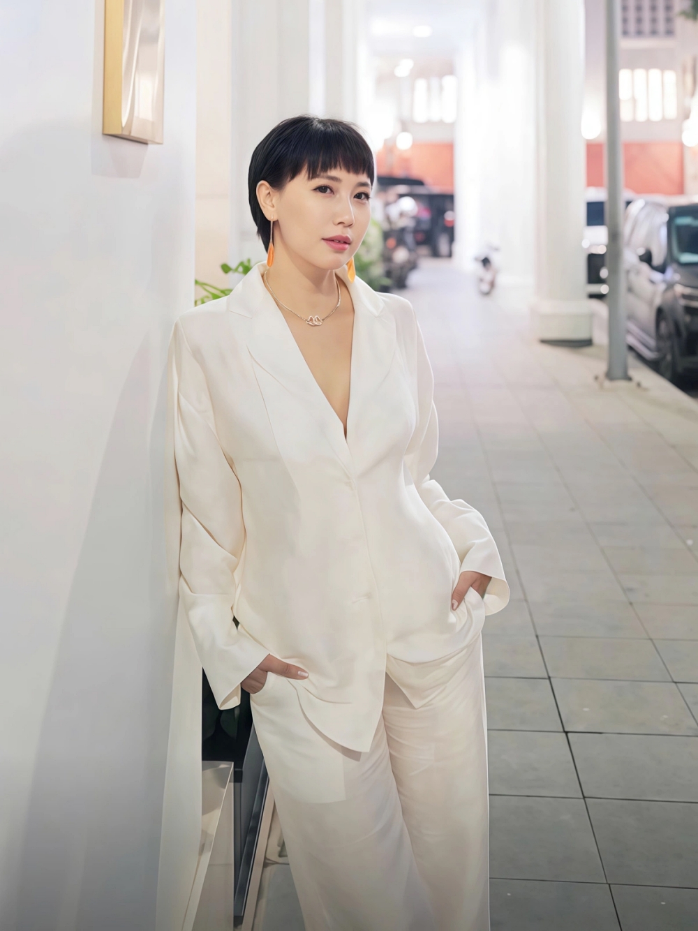 Mẹ vợ Đo&agrave;n Văn Hậu: Ở tuổi 49 vẫn khiến hội g&aacute;i trẻ xin v&iacute;a v&igrave; qu&aacute; đẹp v&agrave; sang- Ảnh 6.