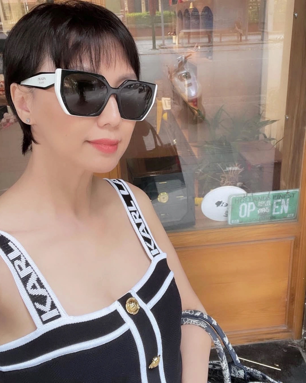 Mẹ vợ Đo&agrave;n Văn Hậu: Ở tuổi 49 vẫn khiến hội g&aacute;i trẻ xin v&iacute;a v&igrave; qu&aacute; đẹp v&agrave; sang- Ảnh 2.