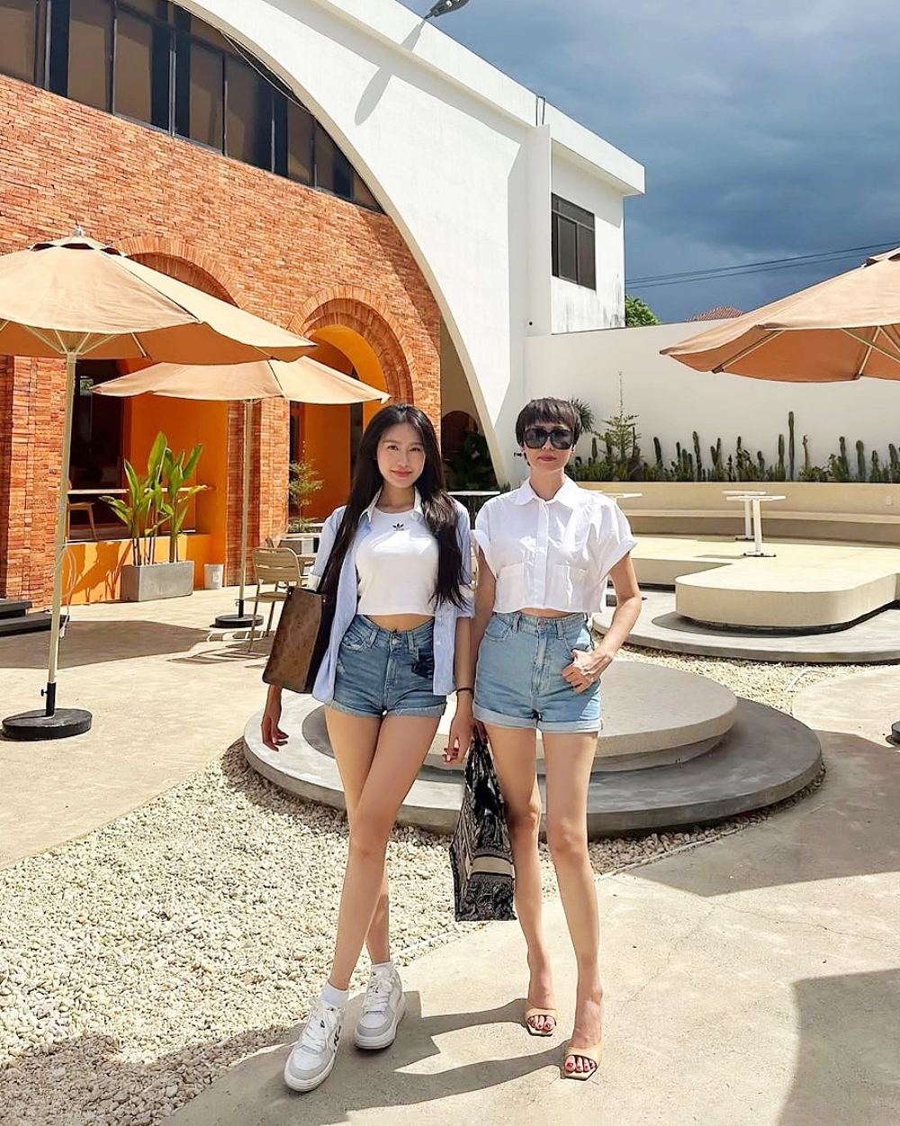 Mẹ vợ Đo&agrave;n Văn Hậu: Ở tuổi 49 vẫn khiến hội g&aacute;i trẻ xin v&iacute;a v&igrave; qu&aacute; đẹp v&agrave; sang- Ảnh 11.