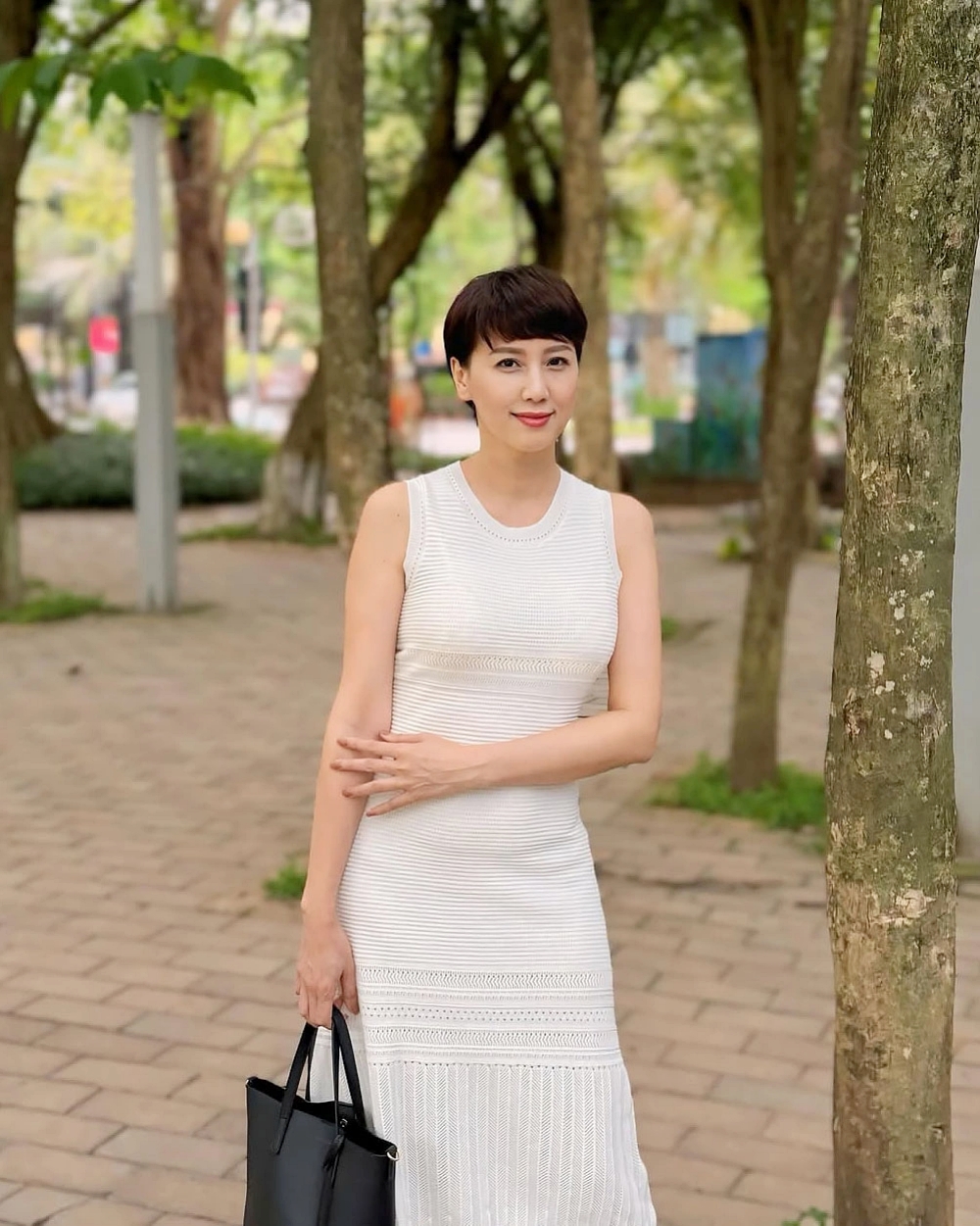 Mẹ vợ Đo&agrave;n Văn Hậu: Ở tuổi 49 vẫn khiến hội g&aacute;i trẻ xin v&iacute;a v&igrave; qu&aacute; đẹp v&agrave; sang- Ảnh 8.