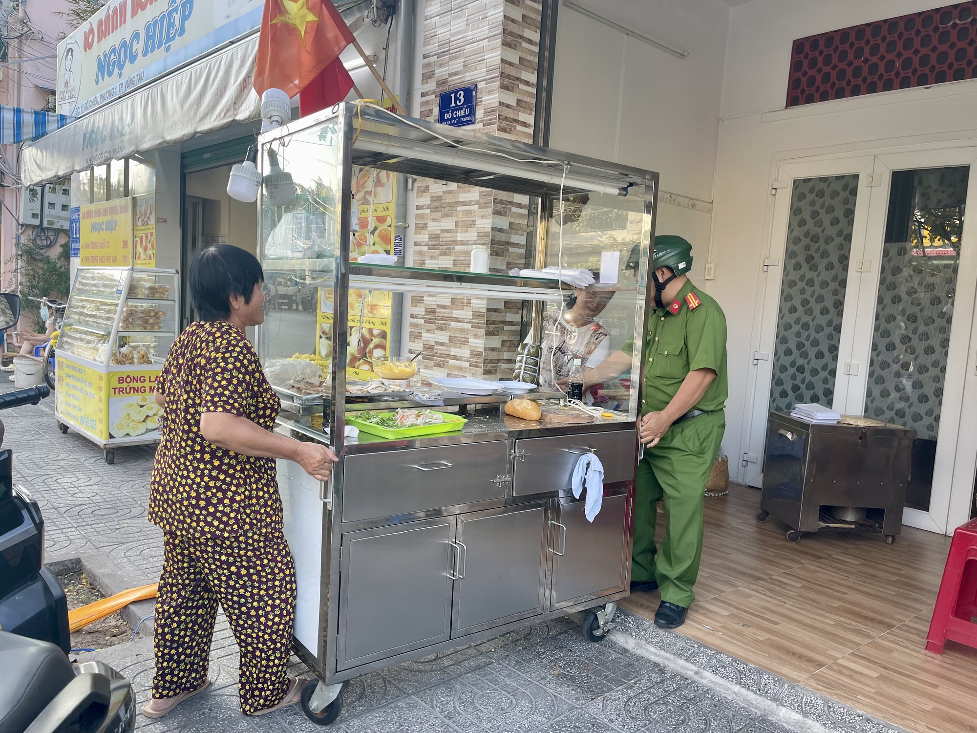 Vụ ngộ độc b&aacute;nh m&igrave; "kh&ocirc;ng t&ecirc;n" ở Vũng T&agrave;u: Xử phạt v&agrave; đ&igrave;nh chỉ 3 th&aacute;ng - Ảnh 2.