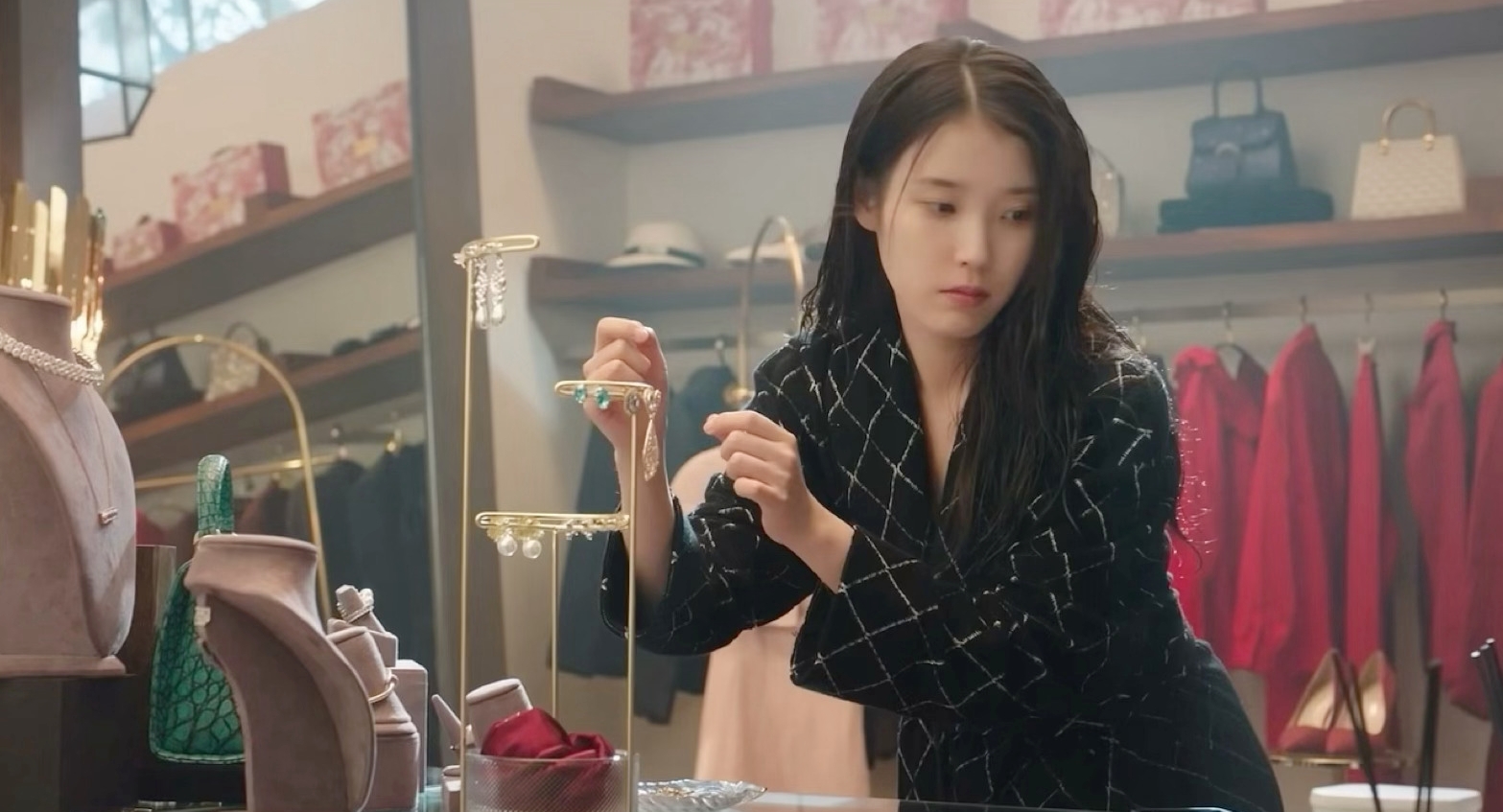 Tiểu thư t&agrave;i phiệt đẹp nhất H&agrave;n Quốc hiện tại: Người đẹp mặc g&igrave; cũng sang, 18 năm trẻ m&atilde;i kh&ocirc;ng gi&agrave;- Ảnh 16.