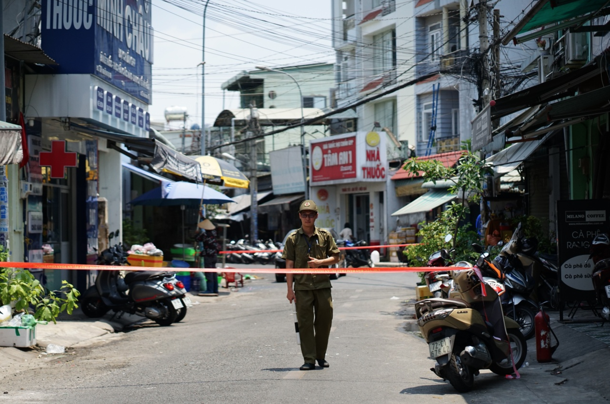 Vụ cháy nhà trọ khiến 2 người tử vong ở TP.HCM: Khoảnh khắc sinh tử bé gái được thả từ tầng cao xuống dưới- Ảnh 1. Vụ cháy nhà trọ khiến 2 người tử vong ở TP.HCM: Khoảnh khắc sinh tử bé gái được thả từ tầng cao xuống dưới- Ảnh 1.