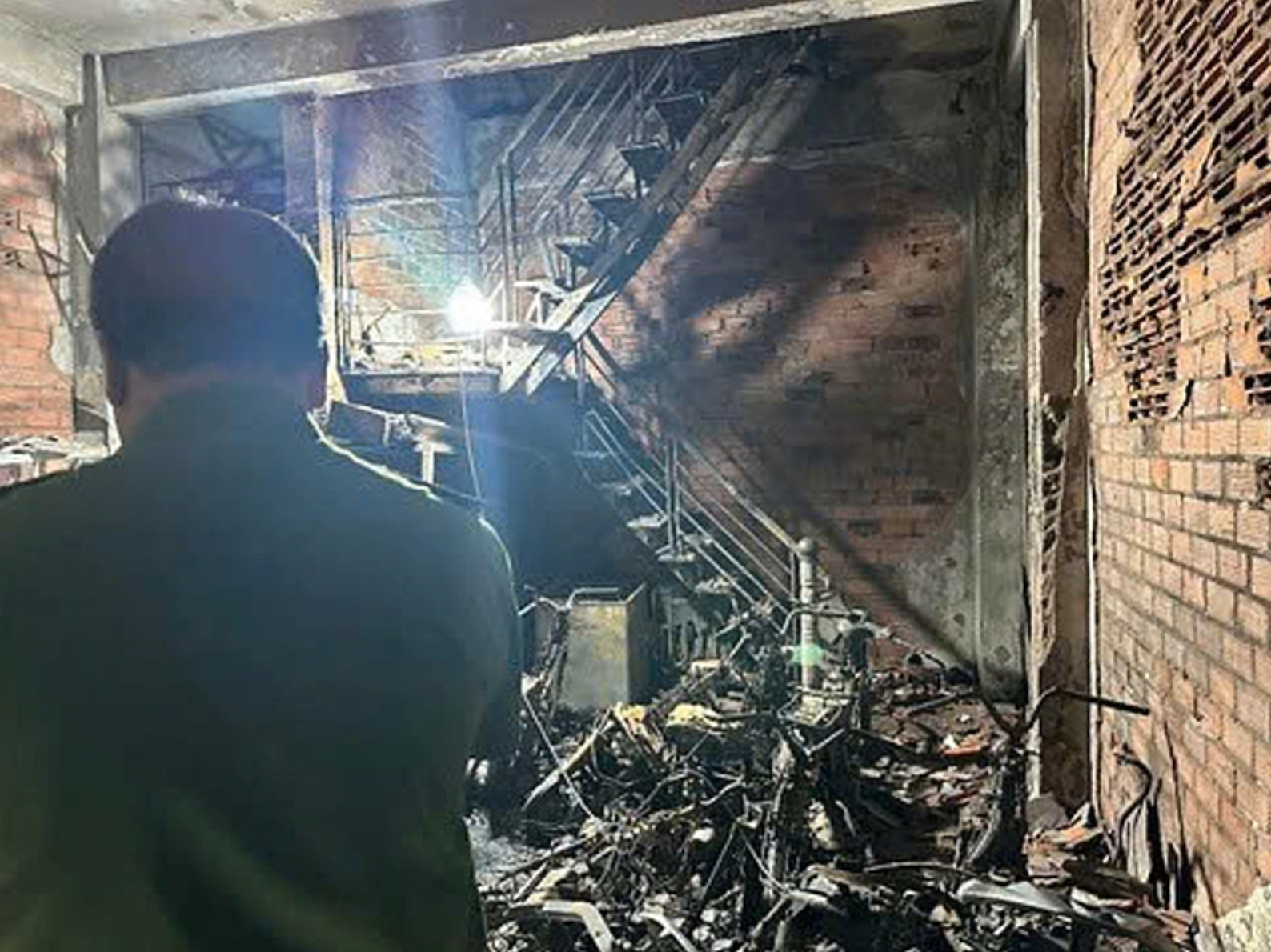 Vụ cháy nhà trọ khiến 2 người tử vong ở TP.HCM: Khoảnh khắc sinh tử bé gái được thả từ tầng cao xuống dưới- Ảnh 2. Vụ cháy nhà trọ khiến 2 người tử vong ở TP.HCM: Khoảnh khắc sinh tử bé gái được thả từ tầng cao xuống dưới- Ảnh 2.