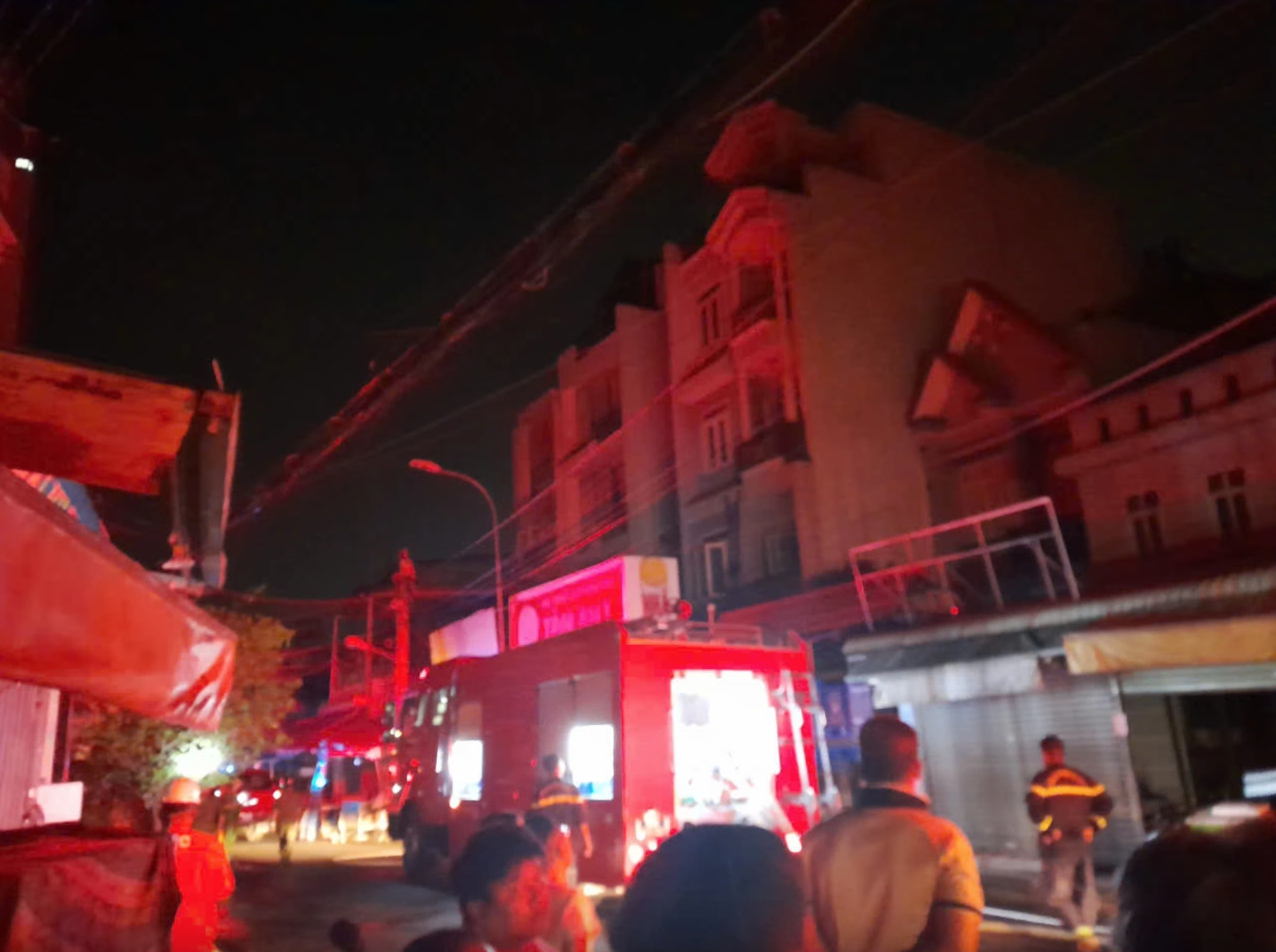 Vụ cháy nhà trọ khiến 2 người tử vong ở TP.HCM: Khoảnh khắc sinh tử bé gái được thả từ tầng cao xuống dưới- Ảnh 4. Vụ cháy nhà trọ khiến 2 người tử vong ở TP.HCM: Khoảnh khắc sinh tử bé gái được thả từ tầng cao xuống dưới- Ảnh 4.