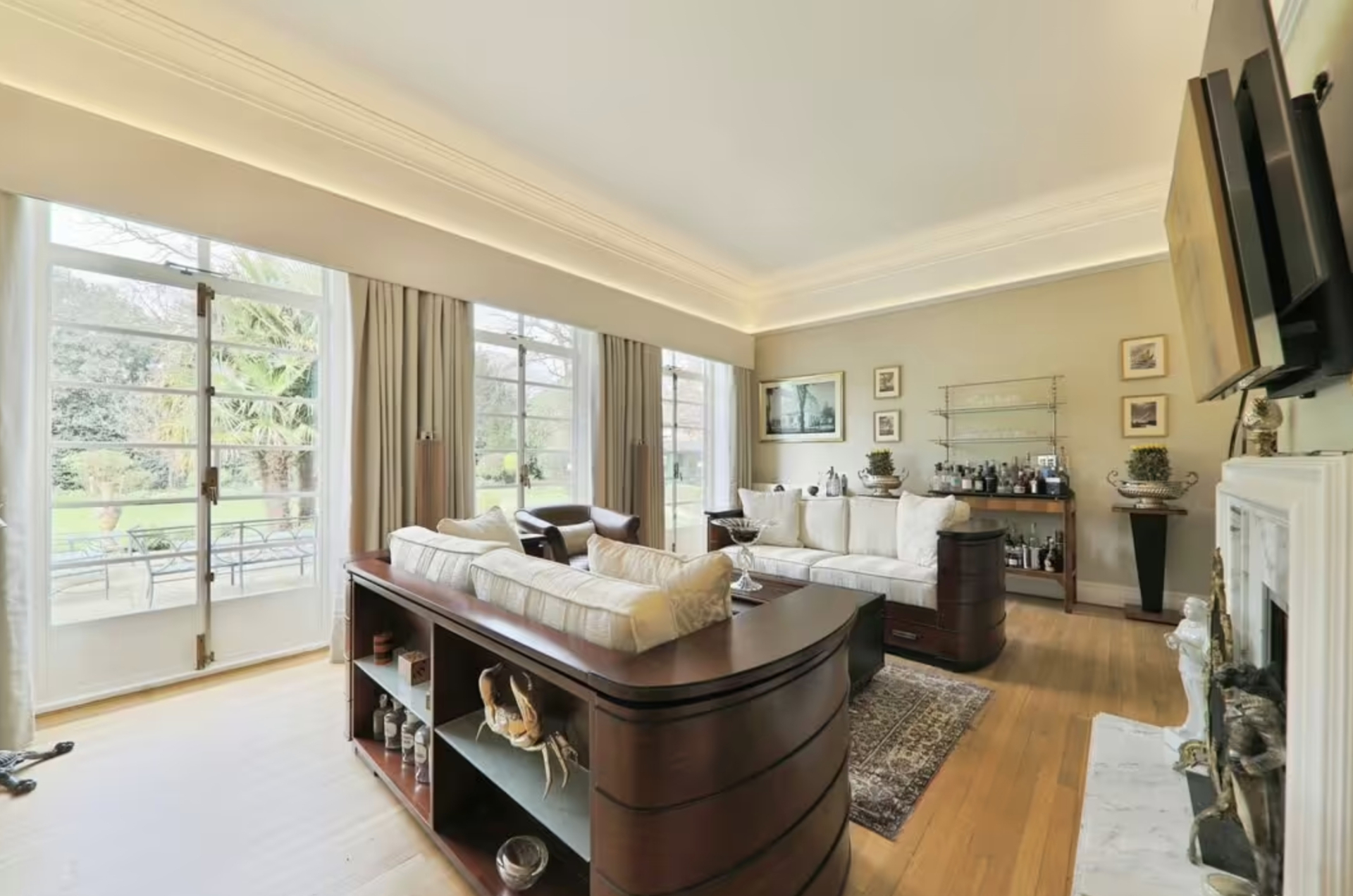 Ho&agrave;ng gia Anh r&aacute;o b&aacute;n biệt thự gi&aacute; hơn 45 tỷ đồng- Ảnh 2.