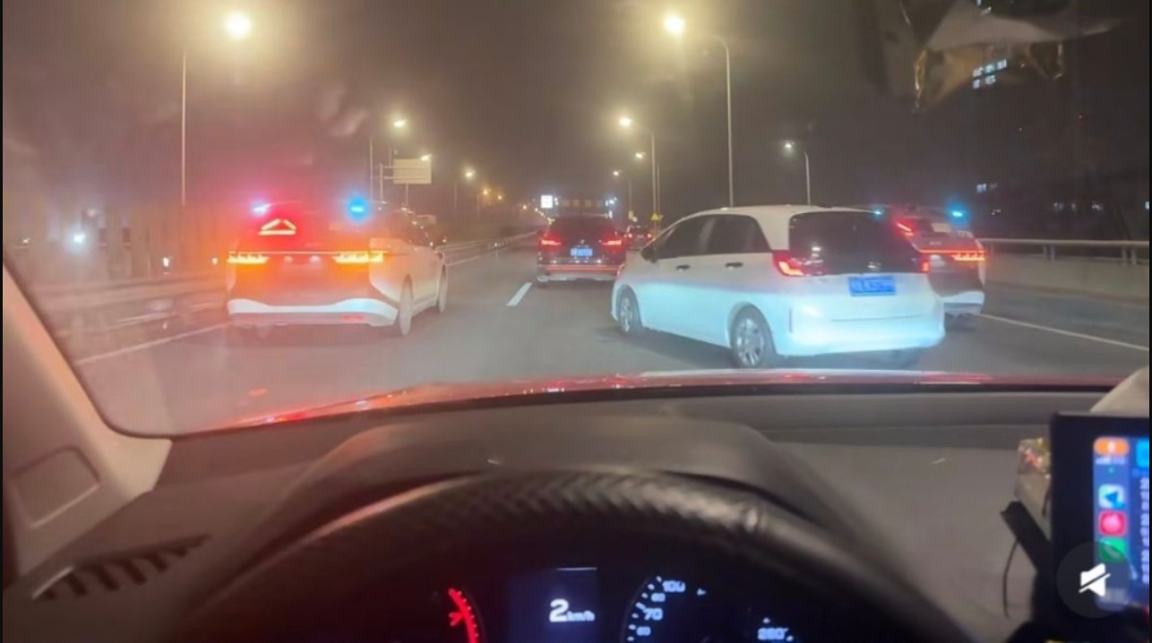 Hơn 100 chiếc taxi đồng loạt "chết máy" giữa đường đông đúc, hành khách hoảng loạn cầu cứu suốt 90 phút - Ảnh 2.