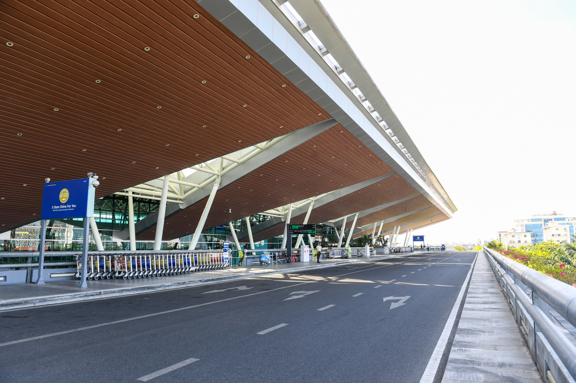 Kh&ocirc;ng phải T&acirc;n Sơn Nhất hay Nội B&agrave;i, đ&acirc;y l&agrave; nh&agrave; ga quốc tế duy nhất tại Việt Nam được đ&aacute;nh gi&aacute; 5 sao - Ảnh 1.