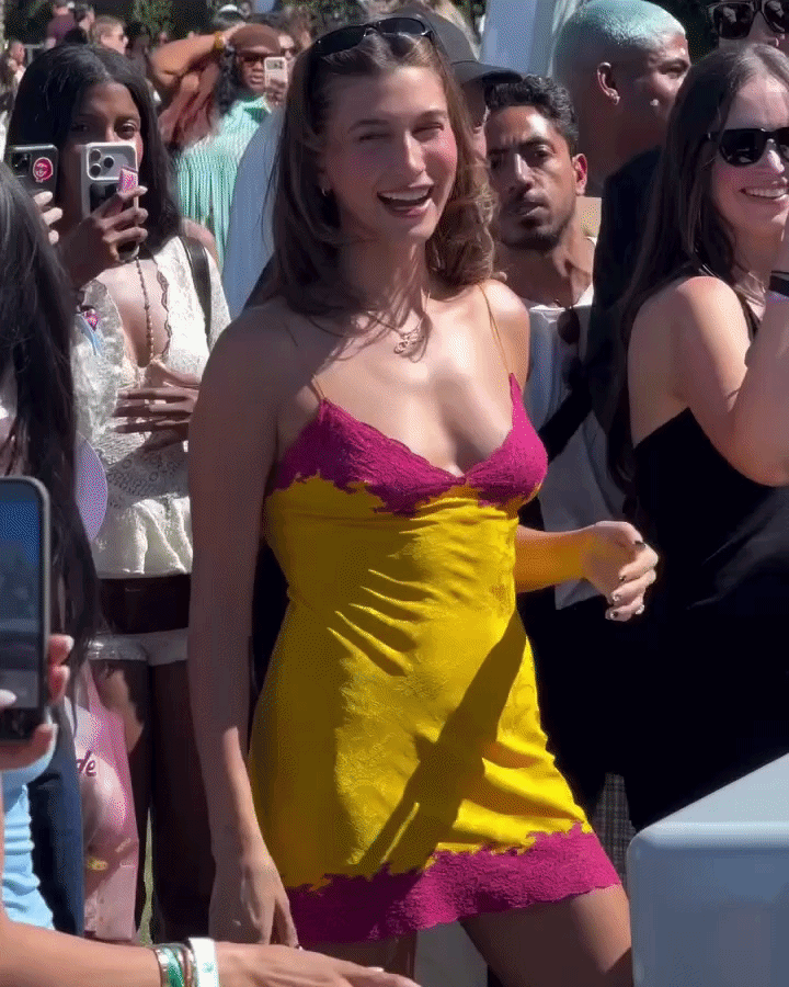 Hailey Bieber diện v&aacute;y ngủ mỏng manh giữa sa mạc, được gọi l&agrave; đệ nhất phu nhất của Coachella năm nay- Ảnh 3.