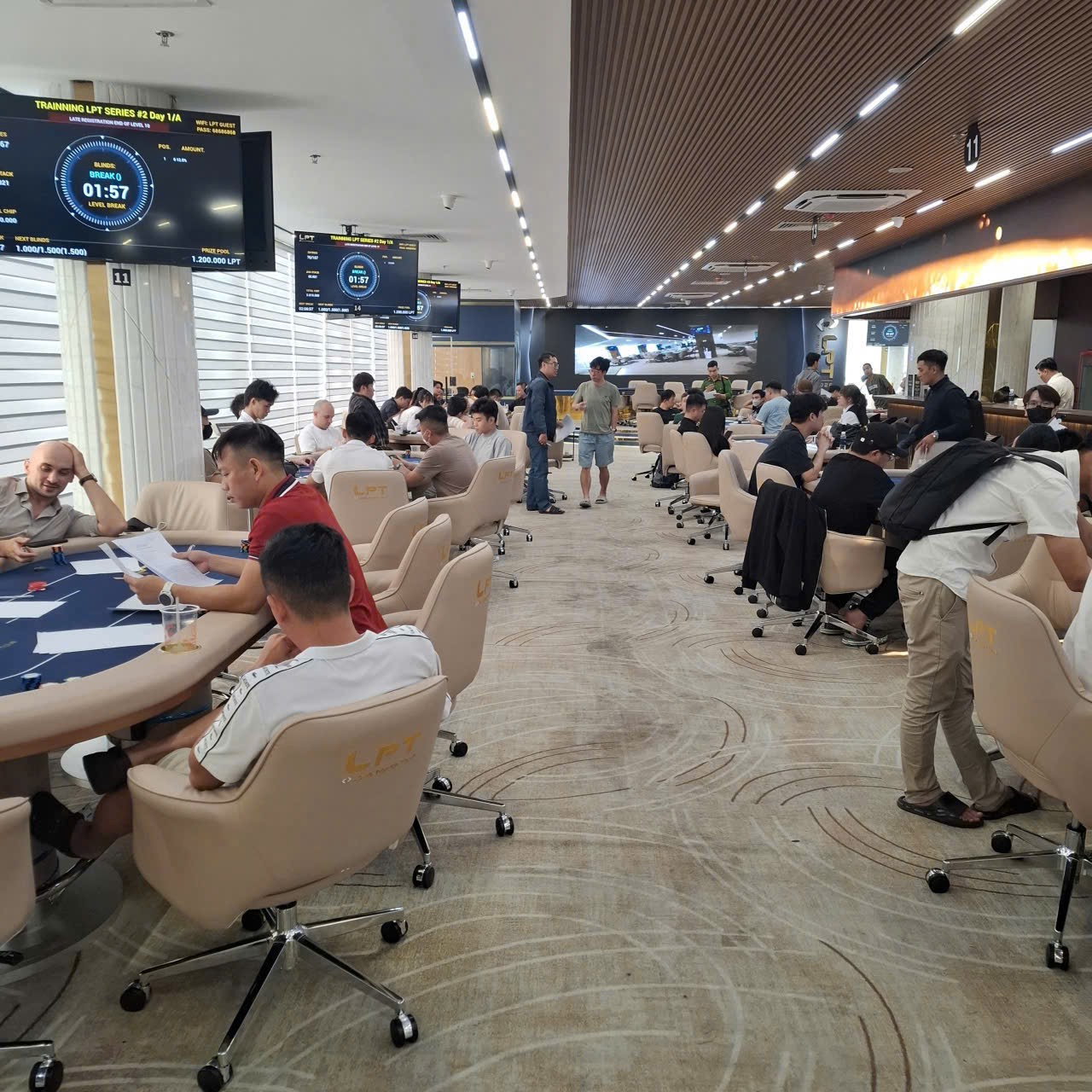 Triệt xo&aacute; s&ograve;ng Poker tr&aacute; h&igrave;nh trong kh&aacute;ch sạn 5 sao ở Đ&agrave; Nẵng - Ảnh 1.