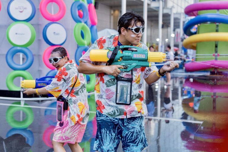 Ch&ugrave;m ảnh khiến ch&uacute;ng ta muốn bay sang Th&aacute;i Lan ngay b&acirc;y giờ: L&aacute;ng giềng Việt Nam tưng bừng đ&oacute;n năm mới với &ldquo;thủy chiến&rdquo; tr&ecirc;n phố - Ảnh 11.