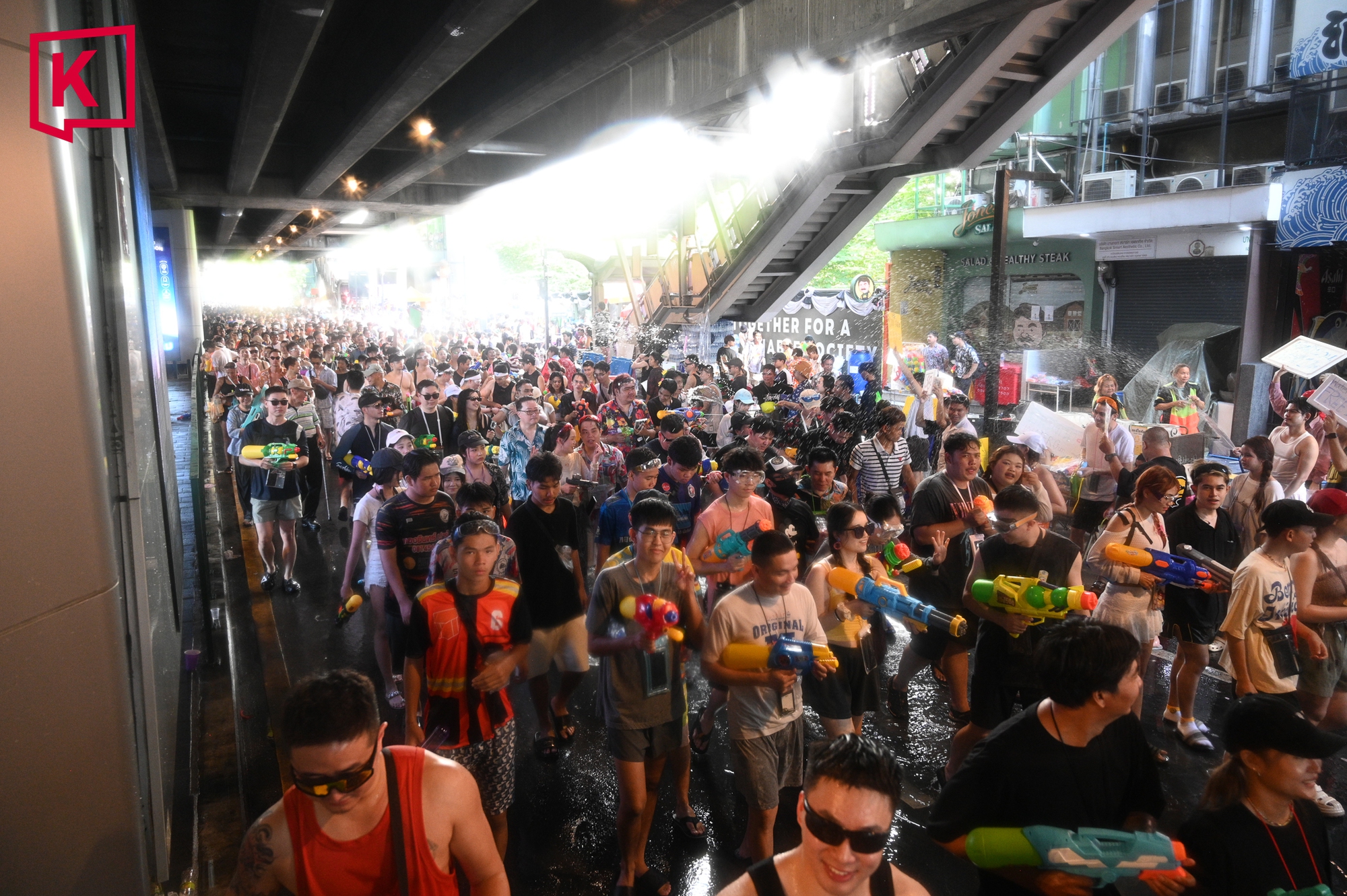 Ch&ugrave;m ảnh khiến ch&uacute;ng ta muốn bay sang Th&aacute;i Lan ngay b&acirc;y giờ: L&aacute;ng giềng Việt Nam tưng bừng đ&oacute;n năm mới với &ldquo;thủy chiến&rdquo; tr&ecirc;n phố - Ảnh 5.