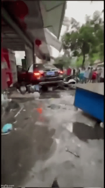 Lấy trộm xe Mercedes gia đình đi thuê, cậu bé 12 tuổi rồi gây tai nạn khiến ít nhất 3 người tử vong - Ảnh 1.