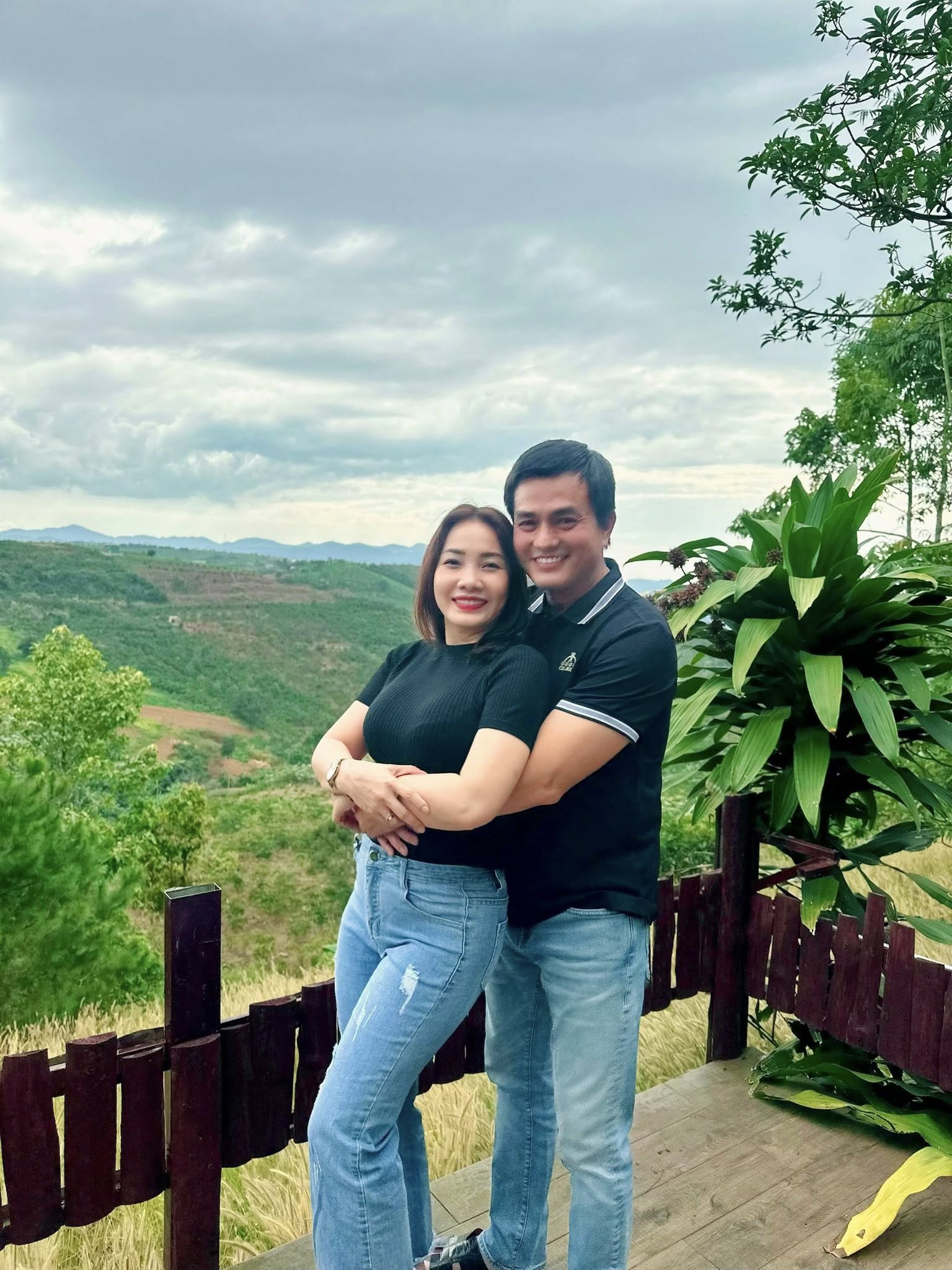 "&Ocirc;ng ho&agrave;ng m&agrave;n ảnh Việt" một thời chăm chỉ phụ vợ k&eacute;m 8 tuổi b&aacute;n nước hoa, 51 tuổi vẫn nu&ocirc;i con mọn- Ảnh 5.