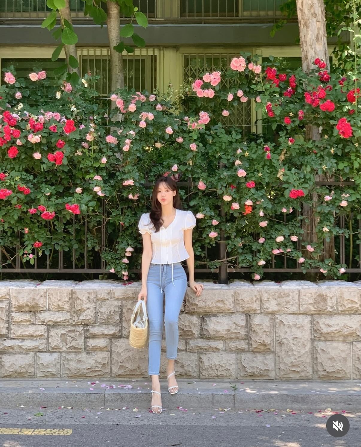 3 kiểu quần jeans cho người c&oacute; chiều cao khi&ecirc;m tốn, đi gi&agrave;y cao g&oacute;t hay kh&ocirc;ng th&igrave; ch&acirc;n vẫn d&agrave;i- Ảnh 2.