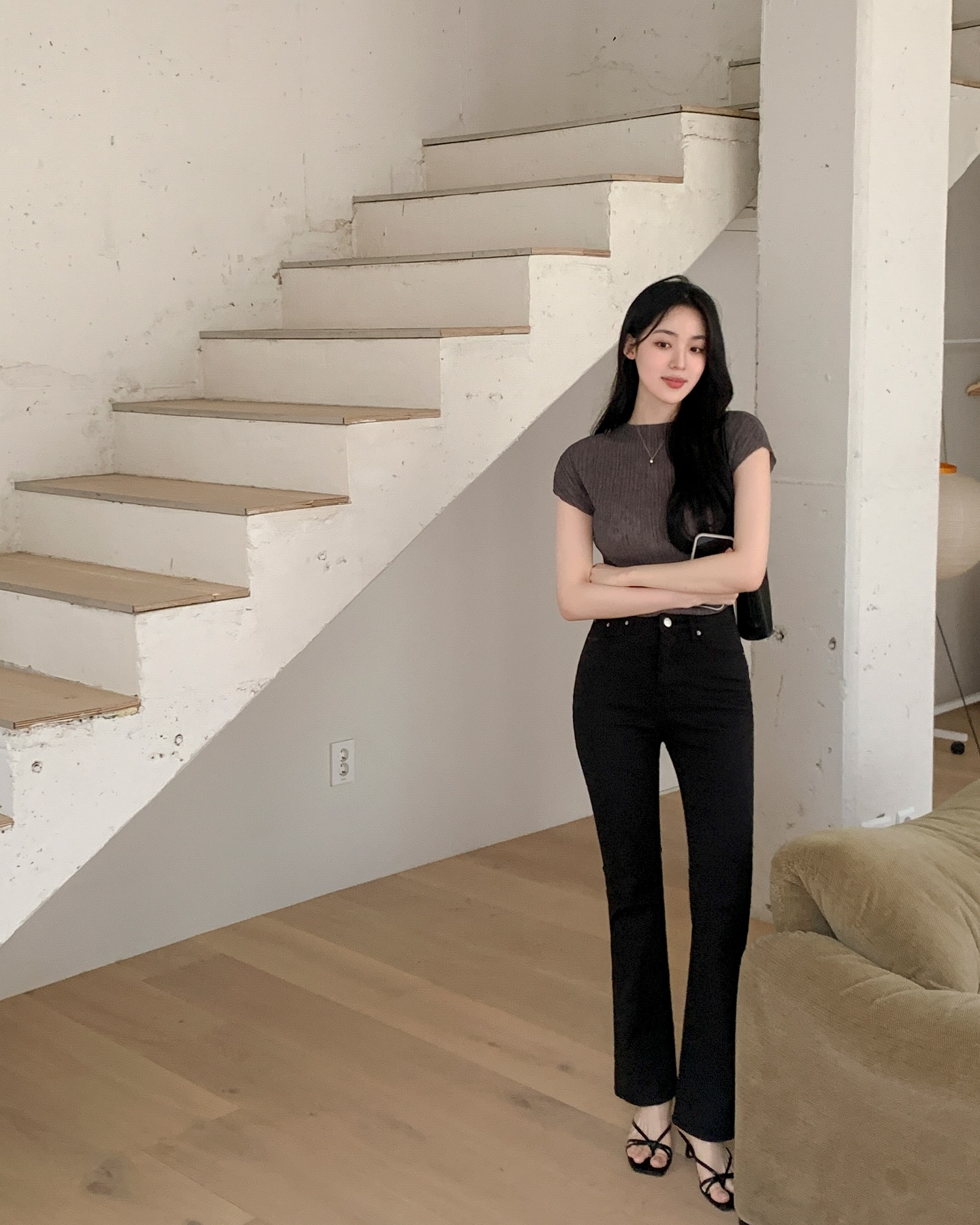 3 kiểu quần jeans cho người c&oacute; chiều cao khi&ecirc;m tốn, đi gi&agrave;y cao g&oacute;t hay kh&ocirc;ng th&igrave; ch&acirc;n vẫn d&agrave;i- Ảnh 6.