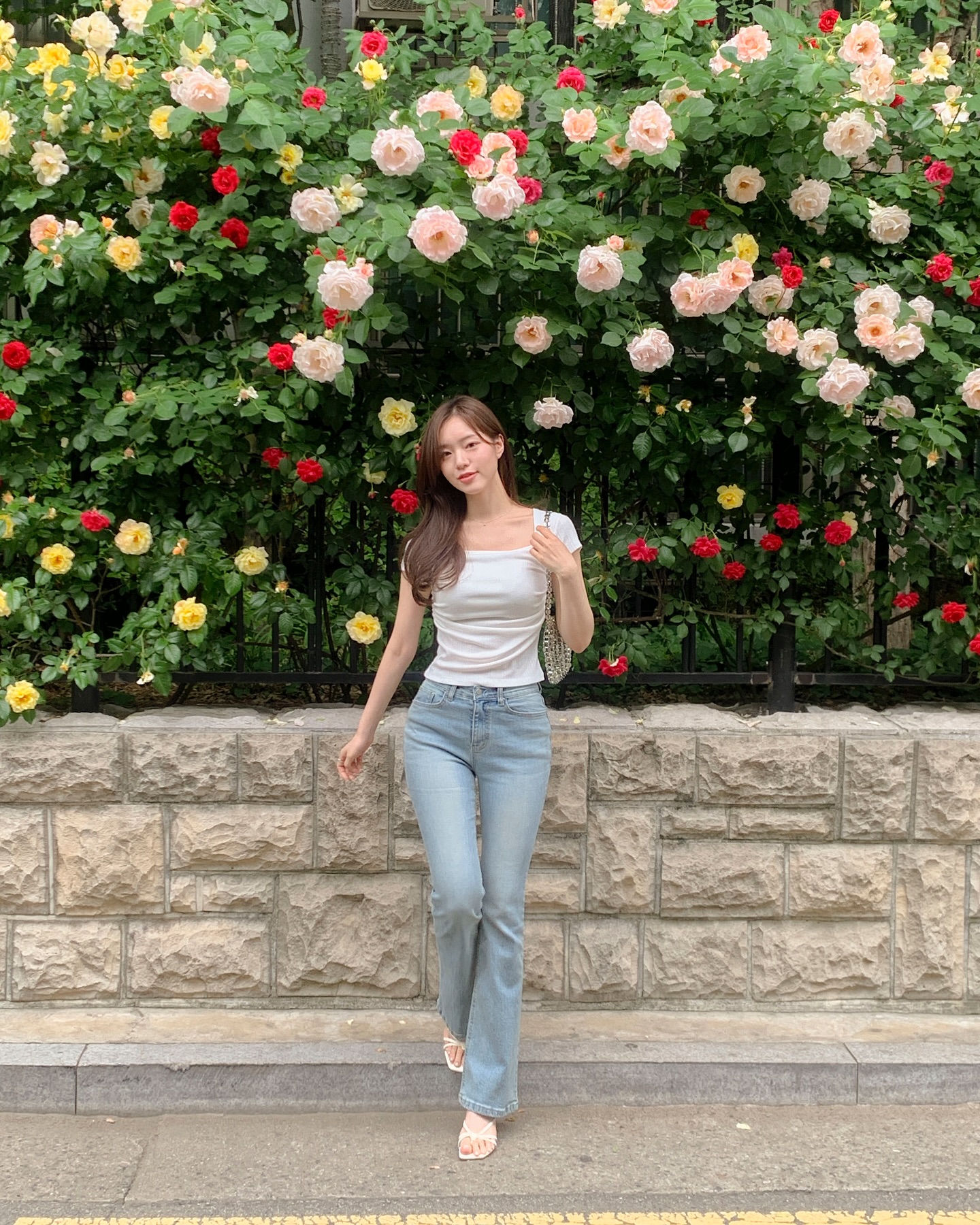 3 kiểu quần jeans cho người c&oacute; chiều cao khi&ecirc;m tốn, đi gi&agrave;y cao g&oacute;t hay kh&ocirc;ng th&igrave; ch&acirc;n vẫn d&agrave;i- Ảnh 3.