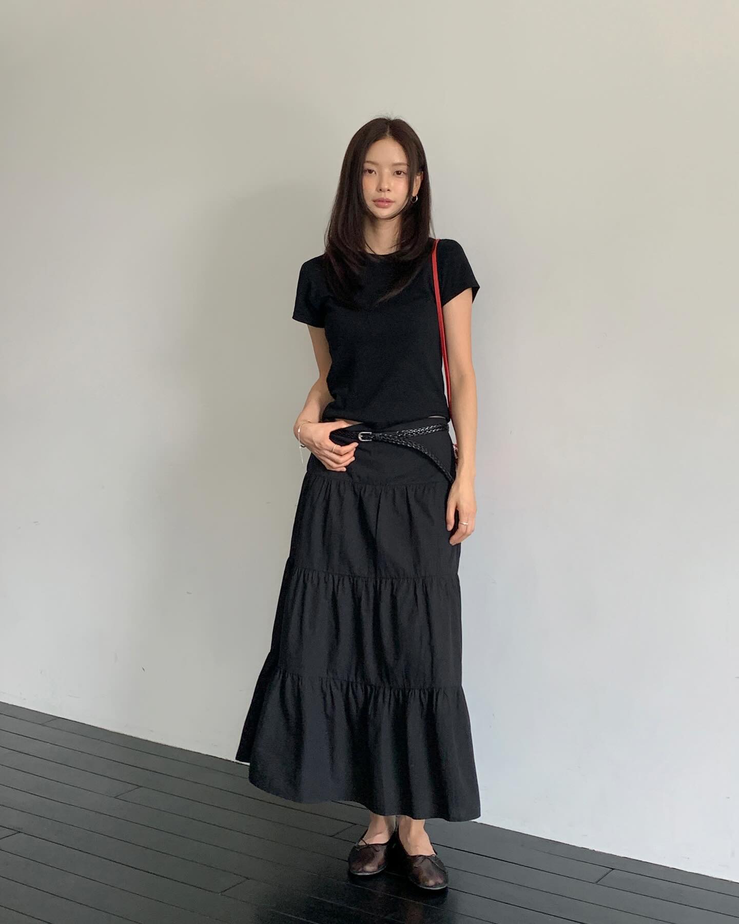 Áo thun năng động phối chân váy suông, phong cách trẻ trung cá tính mùa hè.